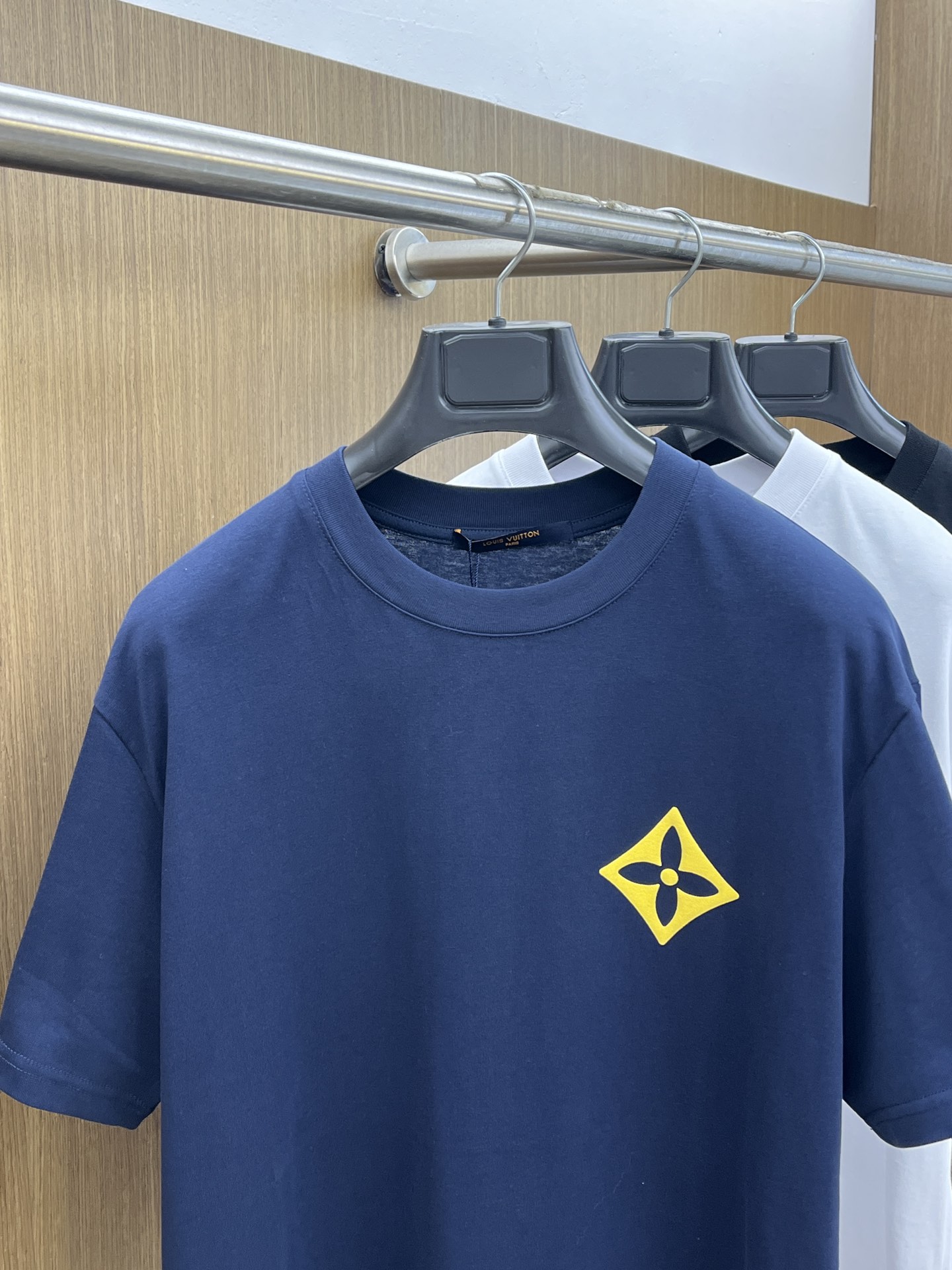 新品 LV 🔥🔥春夏新款男女同款👫短袖圆领T恤，极具个性高级风，标志logo印花工艺设计！定制纯棉面料！