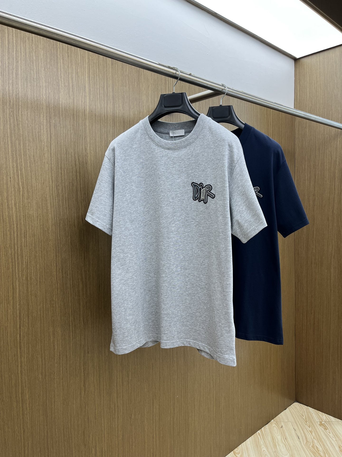 新品 CD 🔥🔥春夏新款男女同款👫短袖圆领T恤，极具个性高级风，标志logo印花工艺设计！定制纯棉面料！