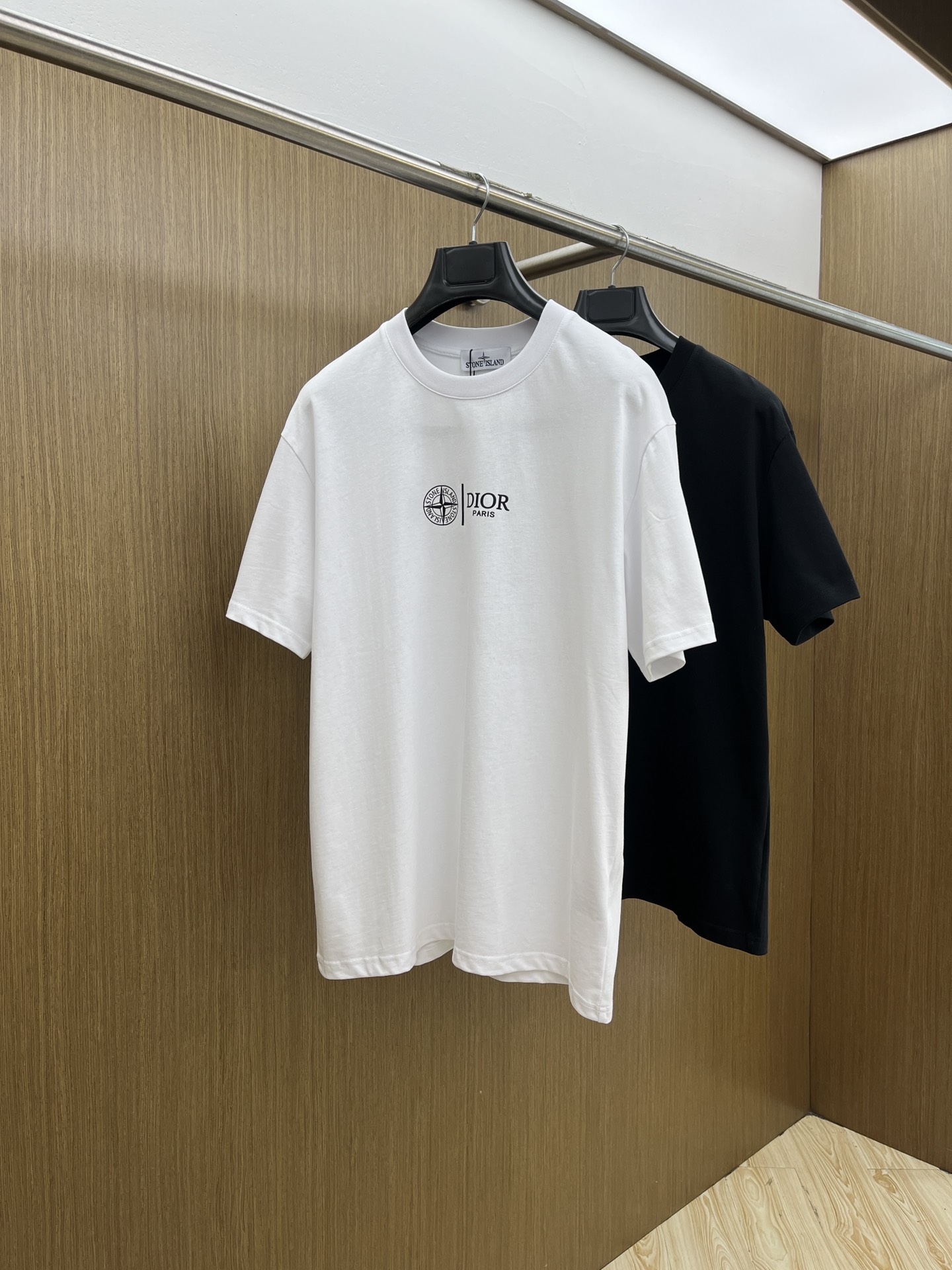 NO:513971,New product CD Spring and summer new short-sleeved round-neck T-shirt for men and women, with a very high-end style, logo printing craftsmanship design!  Custom made cotton fabric!  A simple and high-end fashion item, a fashion product with very high-end outfit charm, a must-have for fashion trends!  Fzg three standards are complete!  !  Color picture color Size S M L XL Loose style, T-shirt,tees, t-shirt,alexander wang19860909新品 CD 春夏新款男女同款短袖圆领T恤,极具个性高级风,标志logo印花工艺设计！定制纯棉面料！一款简约高级的时尚单品,穿搭魅力十分高级不俗的时尚产物 ,时尚潮流必备单品！fzg三标齐全！！ 颜色图片颜色 尺码S M L XL 宽松版型,,T-shirt,tees，t-shirt,alexander wang,Men's clothing