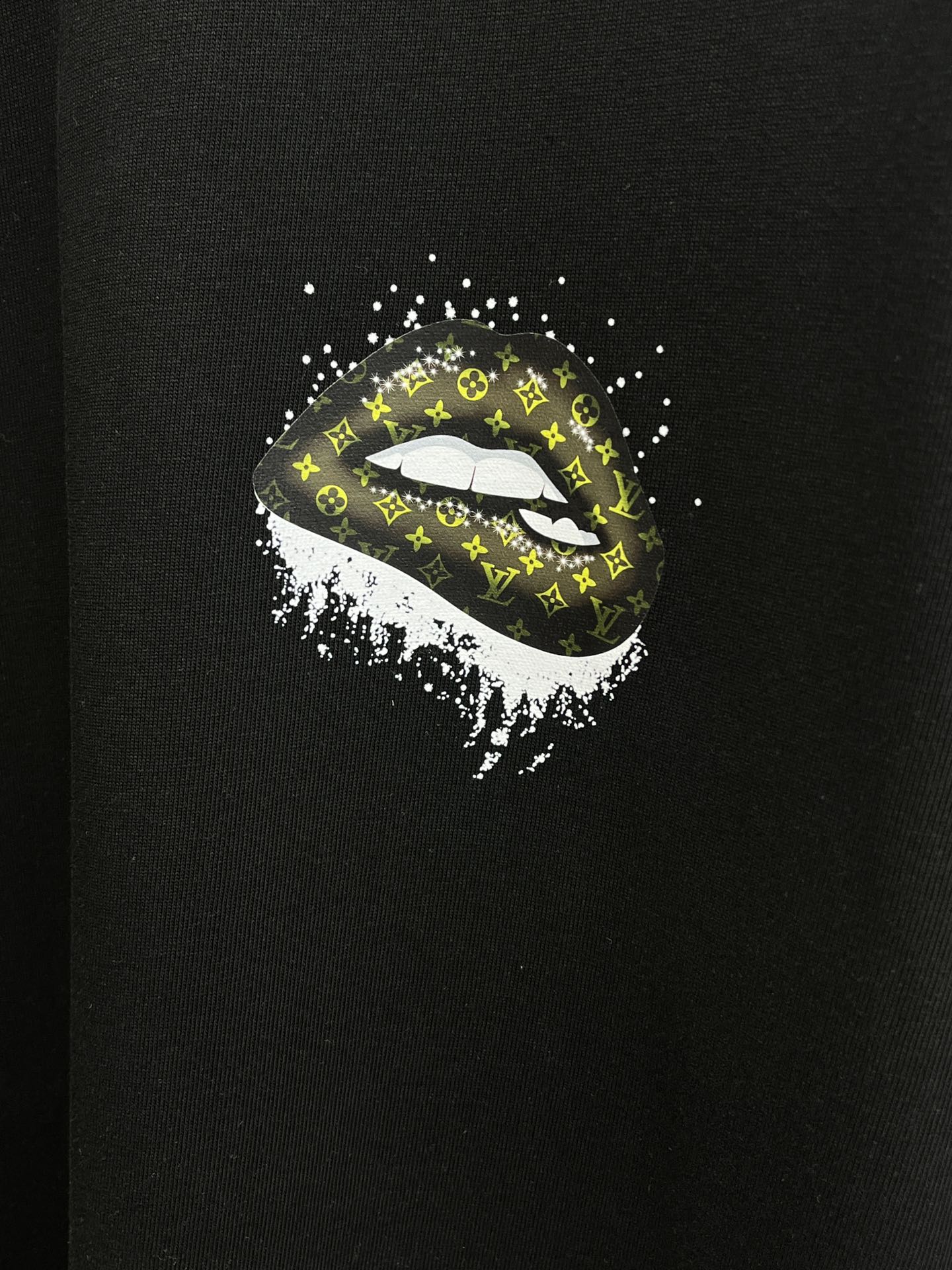 新品 LV 🔥🔥春夏新款男女同款👫短袖圆领T恤，极具个性高级风，标志logo印花工艺设计！定制纯棉面料！