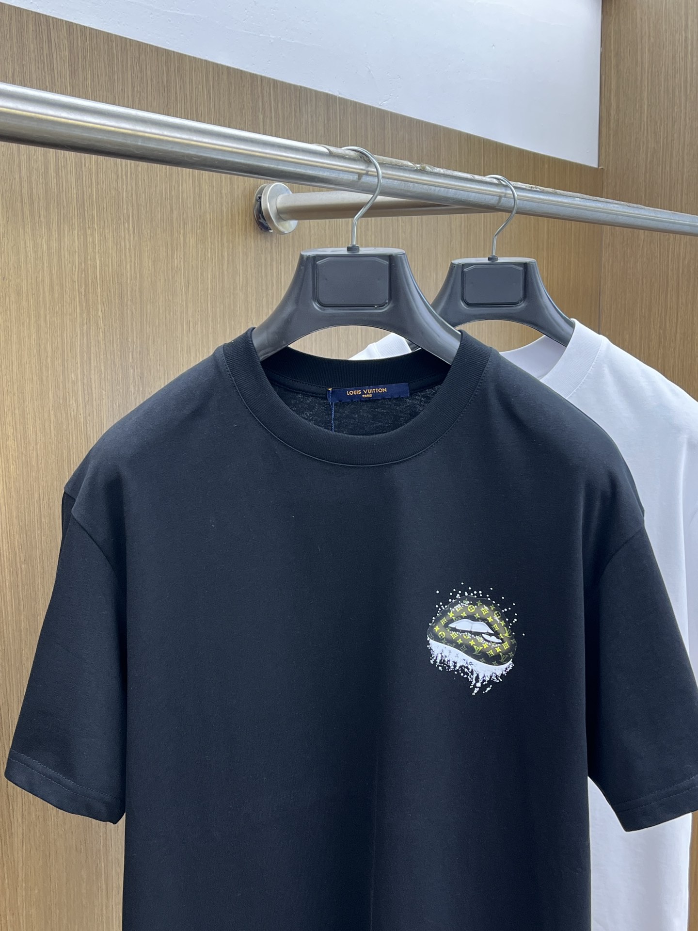 新品 LV 🔥🔥春夏新款男女同款👫短袖圆领T恤，极具个性高级风，标志logo印花工艺设计！定制纯棉面料！