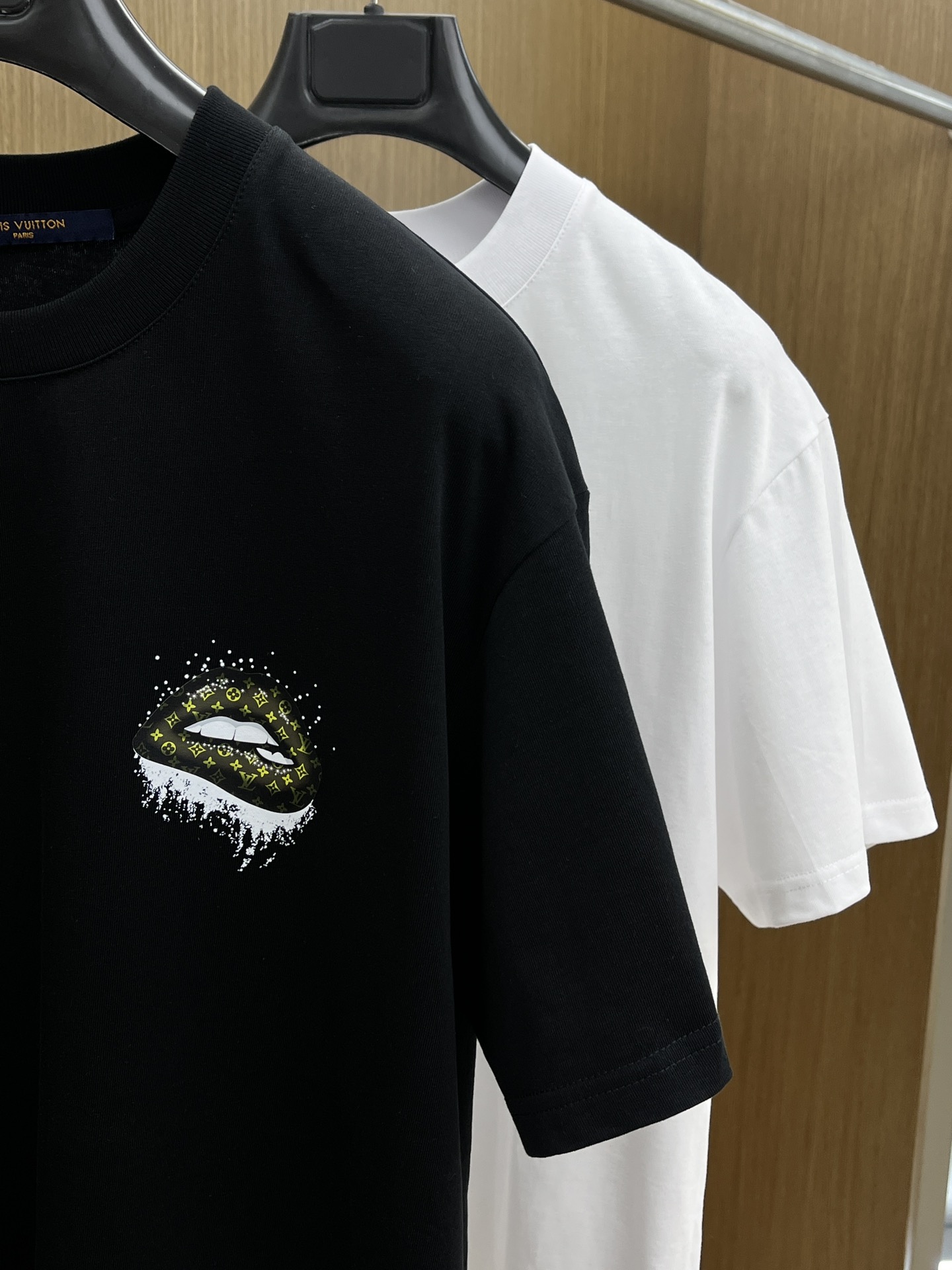 新品 LV 🔥🔥春夏新款男女同款👫短袖圆领T恤，极具个性高级风，标志logo印花工艺设计！定制纯棉面料！