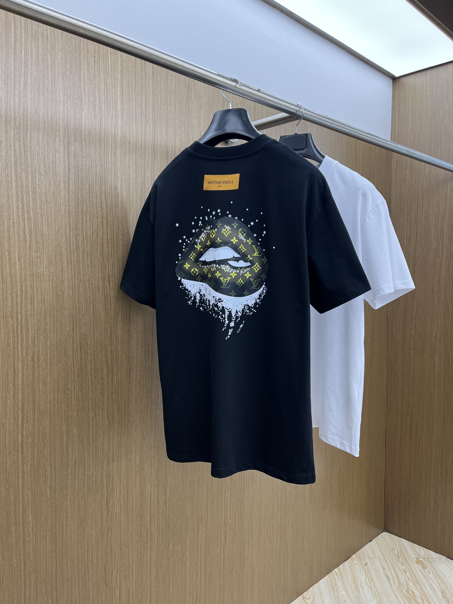 新品 LV 🔥🔥春夏新款男女同款👫短袖圆领T恤，极具个性高级风，标志logo印花工艺设计！定制纯棉面料！