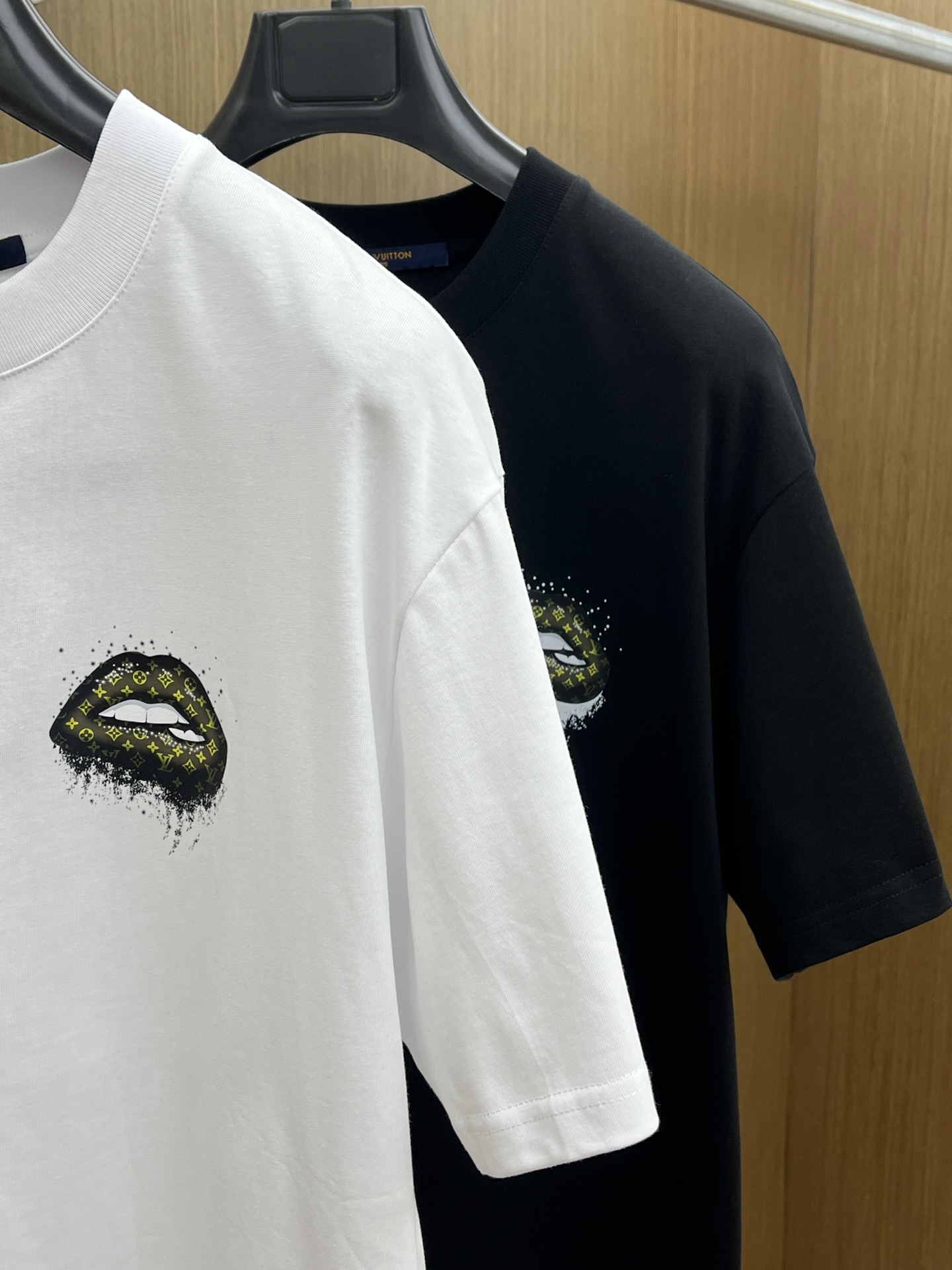 新品 LV 🔥🔥春夏新款男女同款👫短袖圆领T恤，极具个性高级风，标志logo印花工艺设计！定制纯棉面料！