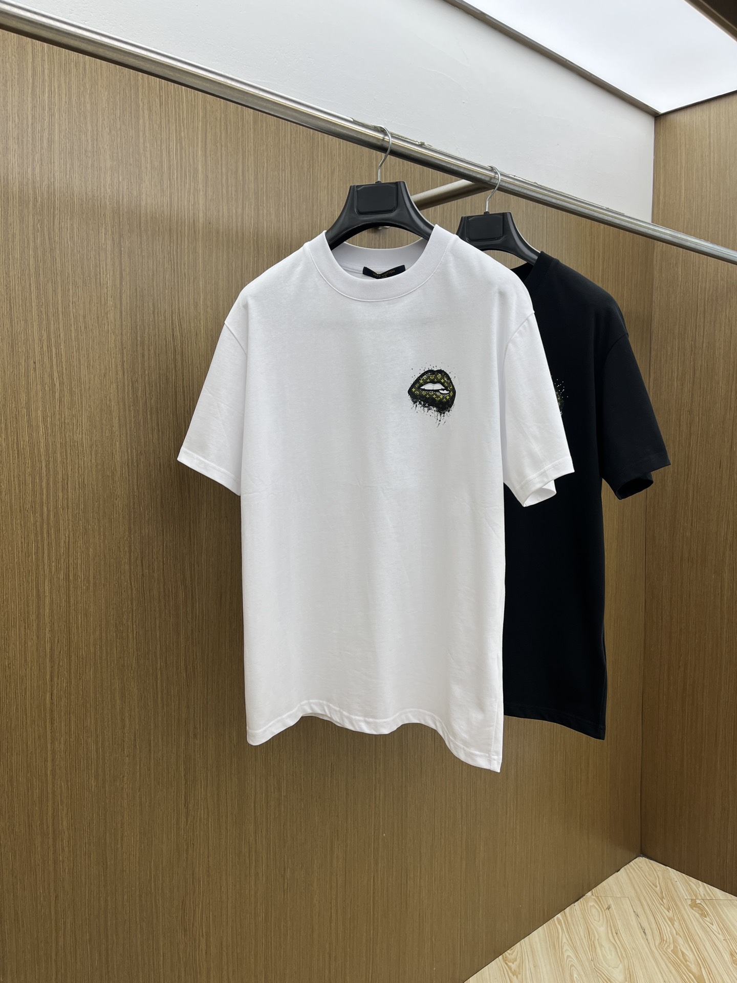 NO:513974,New LV Spring and summer new men and women's short-sleeved round-neck T-shirt, with a very personalized and high-end style, logo printing craftsmanship design!  Custom made cotton fabric!  A simple and high-end fashion item, a fashion product with very high-end outfit charm, a must-have for fashion trends!  Fzg three standards are complete!  !  Color picture color Size S M L XL Loose style, louis vuitton,T-shirt,tees,t-shirt,alexander wang19860909新品 LV 春夏新款男女同款短袖圆领T恤,极具个性高级风,标志logo印花工艺设计！定制纯棉面料！一款简约高级的时尚单品,穿搭魅力十分高级不俗的时尚产物 ,时尚潮流必备单品！fzg三标齐全！！ 颜色图片颜色 尺码S M L XL 宽松版型,,louis vuitton,T-shirt,tees，t-shirt,alexander wang,Men's clothing