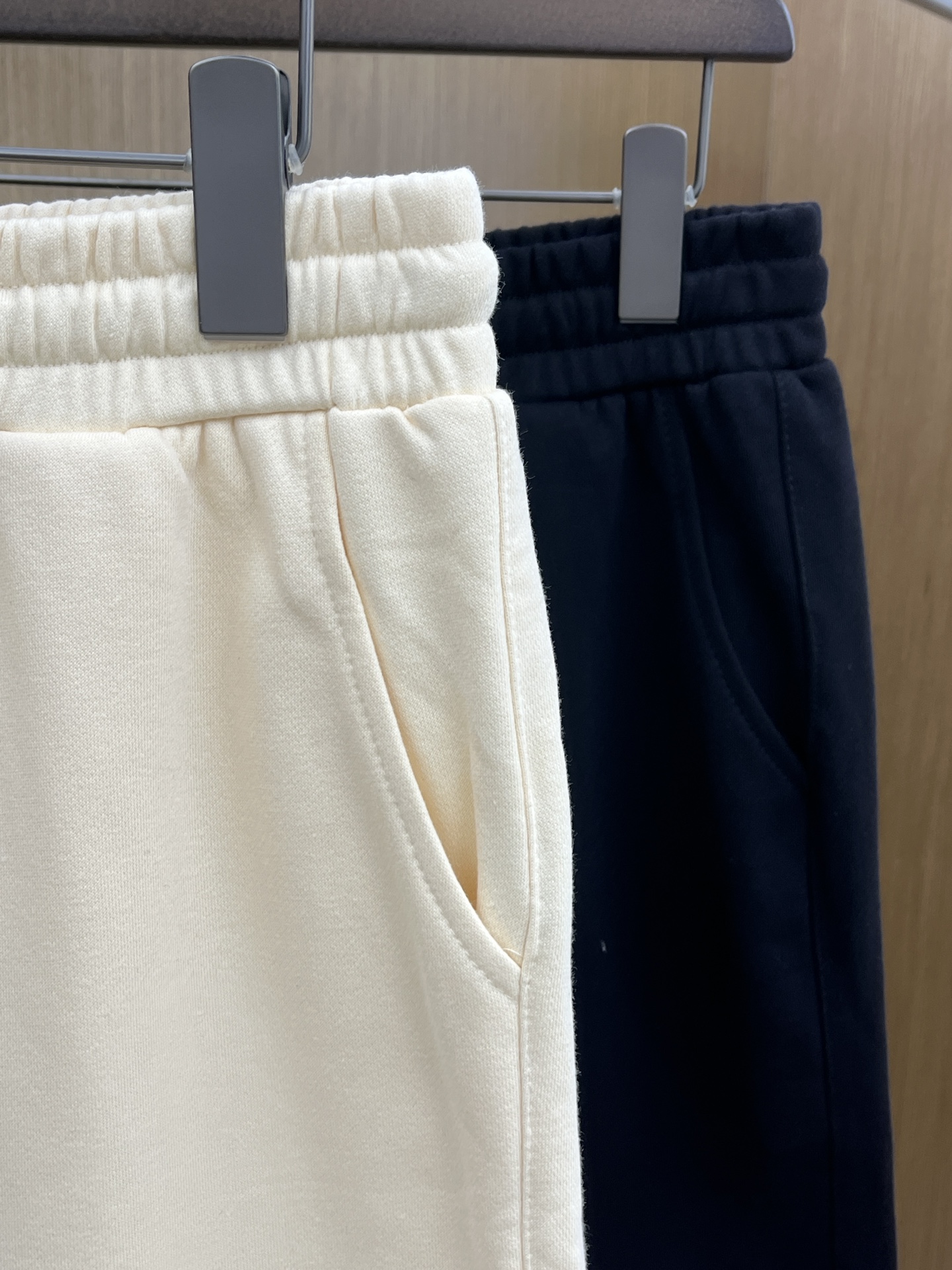 新品 Mon 🔥🔥新款休闲短裤～定制卫衣毛圈棉面料，柔软舒适亲肤感极佳，吸汗透气！品牌标志性刺绣LOGO