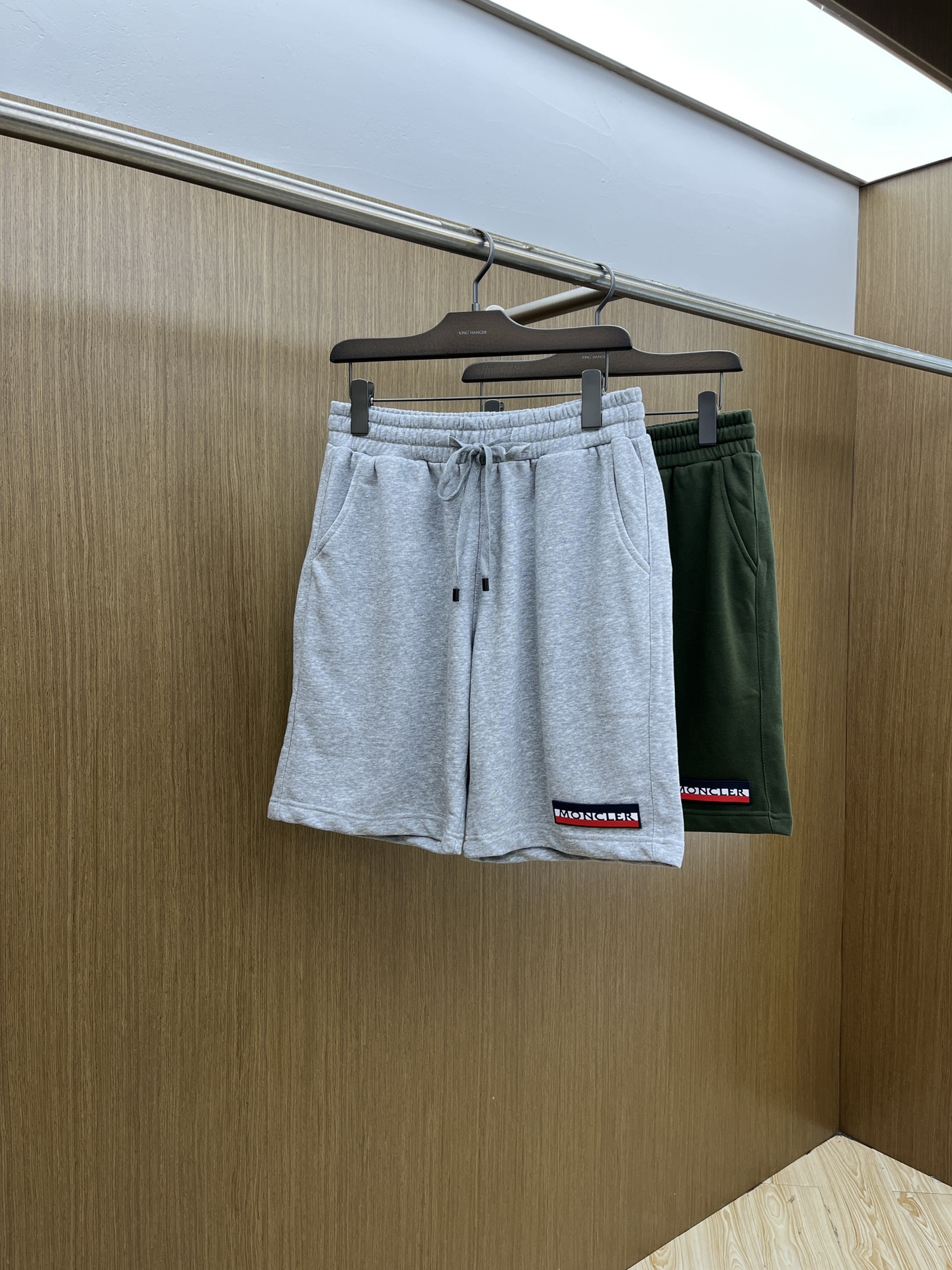 NO:456802,New product Mon new casual shorts ~ Customized sweatshirt wool cotton fabric, soft, comfortable and skin-friendly, and has excellent sweat-absorbing and breathable!  The brand’s iconic embroidery LOGO, simple and casual styles create a fashionable item that is both casual and personal, atmospheric and versatile, and must-have when you go out!  !  The same style for men and women!  !  Fzg three standards are complete!  !  Color Picture Color Size S M L XL XXL (please report height and weight by ordering!), hoodie, sweatshirts, shorts, alexander wang19860909新品 Mon 新款休闲短裤～定制卫衣毛圈棉面料,柔软舒适亲肤感极佳,吸汗透气！品牌标志性刺绣LOGO,简约休闲款式打造休闲与个性兼备的时髦单品,大气且百搭,出街必备！！男女同款！！fzg三标齐全！！ 颜色图片色 尺码S M L XL XXL（下单请报身高体重！）,,hoodie,sweatshirts,shorts,alexander wang,Men's clothing