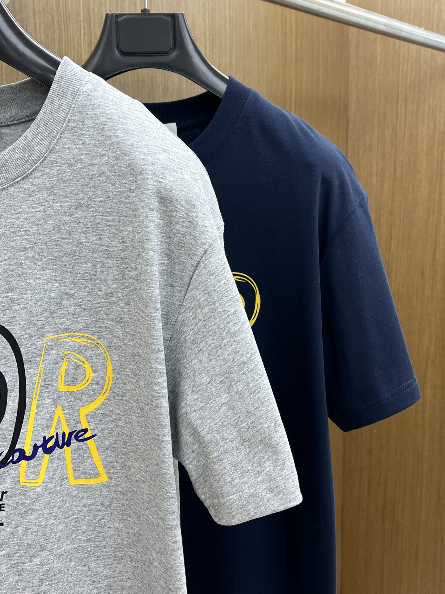 新品 CD 🔥🔥春夏新款男女同款👫短袖圆领T恤，极具个性高级风，标志logo印花工艺设计！定制纯棉面料！