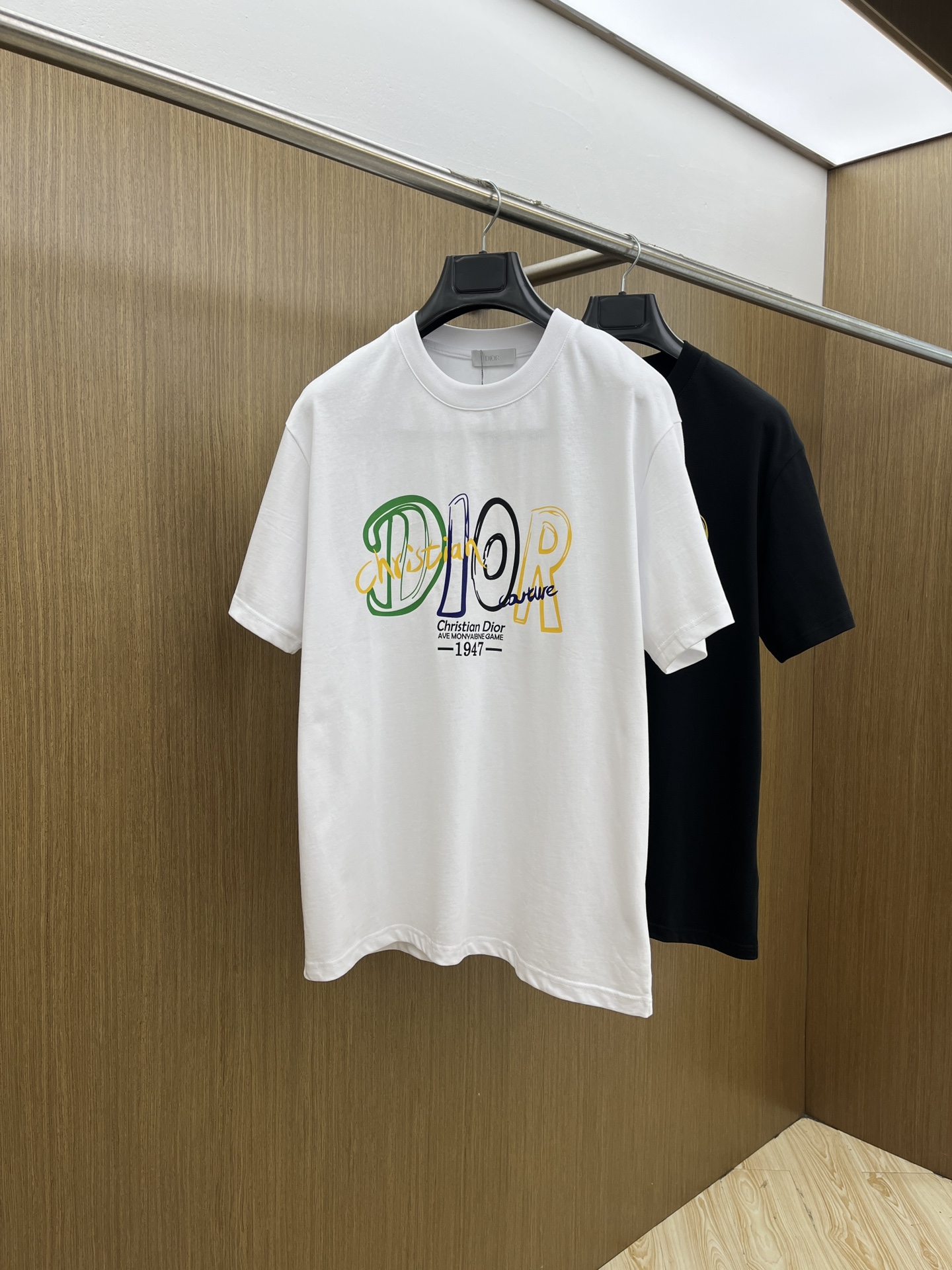 NO:456806,New product CD Spring and summer new short-sleeved round-neck T-shirt for men and women, with a very high-end style, logo printing craftsmanship design!  Custom made cotton fabric!  A simple and high-end fashion item, a fashion product with very high-end outfit charm, a must-have for fashion trends!  Fzg three standards are complete!  !  Color picture color Size S M L XL Loose style, T-shirt,tees, t-shirt,alexander wang19860909新品 CD 春夏新款男女同款短袖圆领T恤,极具个性高级风,标志logo印花工艺设计！定制纯棉面料！一款简约高级的时尚单品,穿搭魅力十分高级不俗的时尚产物 ,时尚潮流必备单品！fzg三标齐全！！ 颜色图片颜色 尺码S M L XL 宽松版型,,T-shirt,tees，t-shirt,alexander wang,Men's clothing