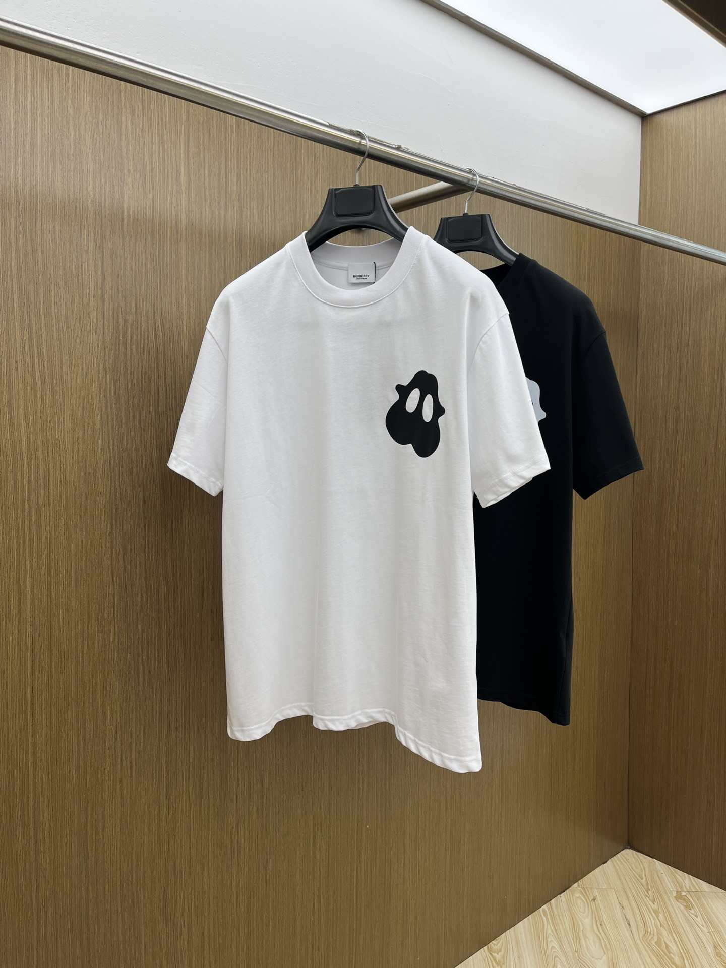 NO:456810,New product BBR Spring and summer new short-sleeved round-neck T-shirt for men and women, with a very high-end style, logo printing craftsmanship design!  Custom made cotton fabric!  A simple and high-end fashion item, a fashion product with very high-end outfit charm, a must-have for fashion trends!  Fzg three standards are complete!  !  Color picture color Size S M L XL Loose style, T-shirt,tees, t-shirt,alexander wang19860909新品 BBR 春夏新款男女同款短袖圆领T恤,极具个性高级风,标志logo印花工艺设计！定制纯棉面料！一款简约高级的时尚单品,穿搭魅力十分高级不俗的时尚产物 ,时尚潮流必备单品！fzg三标齐全！！ 颜色图片颜色 尺码S M L XL 宽松版型,,T-shirt,tees，t-shirt,alexander wang,Men's clothing