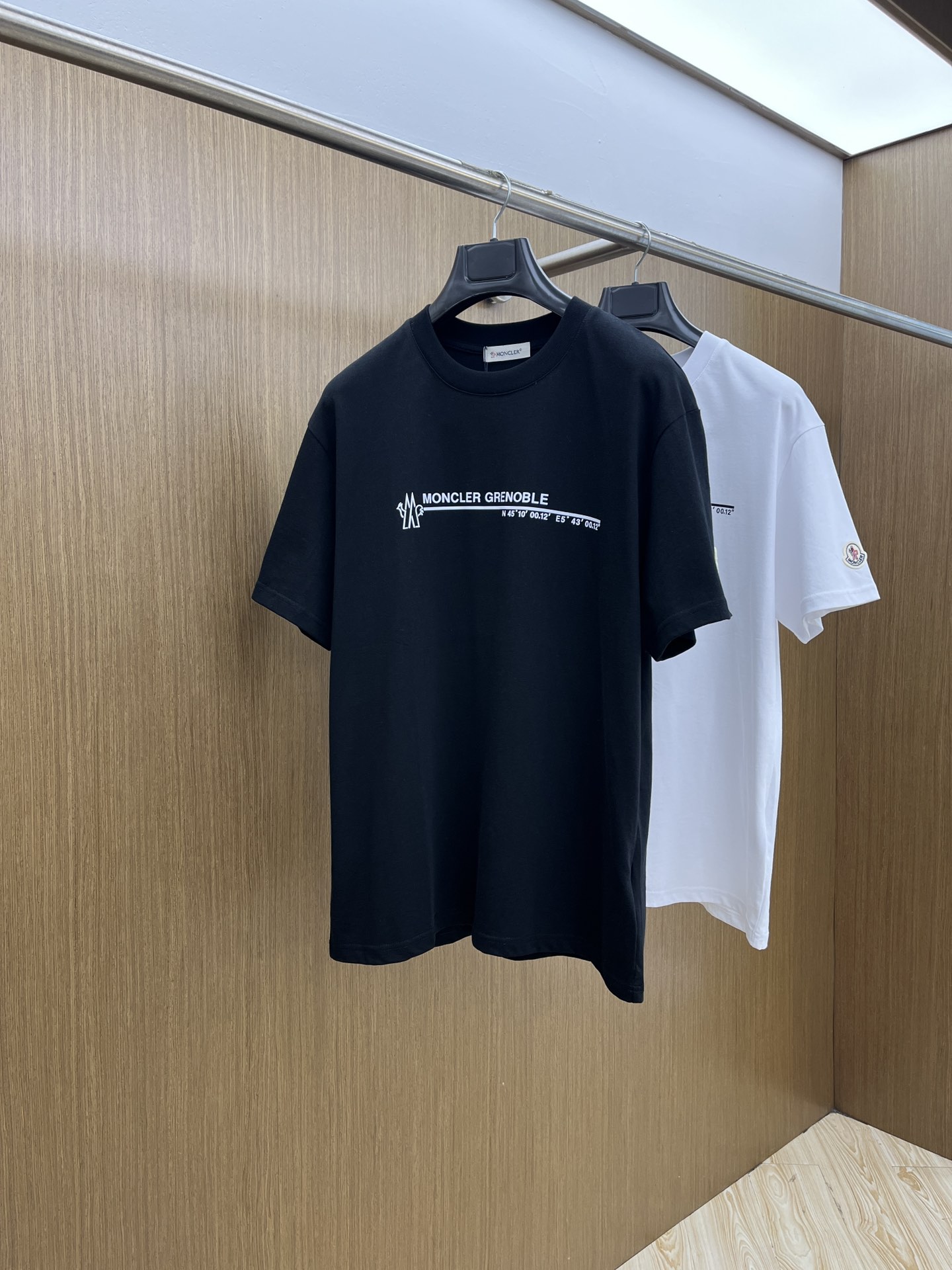 新品 Mon 🔥🔥春夏新款男女同款👫短袖圆领T恤，极具个性高级风，标志logo印花工艺设计！定制纯棉面料