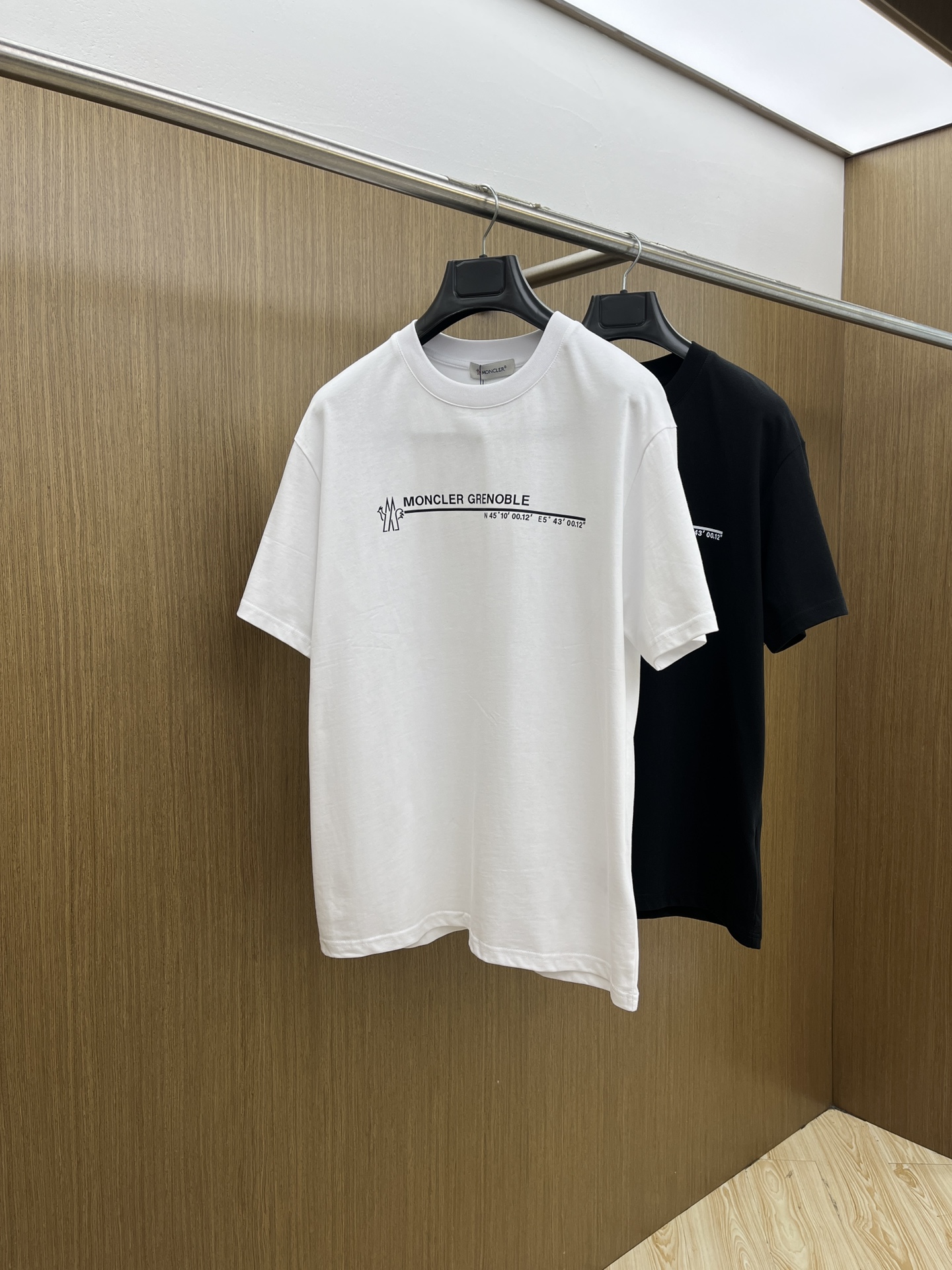 NO:456813,New product Mon Spring and summer new short-sleeved round-neck T-shirt for men and women, with a very high-end style, logo printing craftsmanship design!  Custom made cotton fabric!  A simple and high-end fashion item, a fashion product with very high-end outfit charm, a must-have for fashion trends!  Fzg three standards are complete!  !  Color picture color Size S M L XL Loose style, T-shirt,tees, t-shirt,alexander wang19860909新品 Mon 春夏新款男女同款短袖圆领T恤,极具个性高级风,标志logo印花工艺设计！定制纯棉面料！一款简约高级的时尚单品,穿搭魅力十分高级不俗的时尚产物 ,时尚潮流必备单品！fzg三标齐全！！ 颜色图片颜色 尺码S M L XL 宽松版型,,T-shirt,tees，t-shirt,alexander wang,Men's clothing