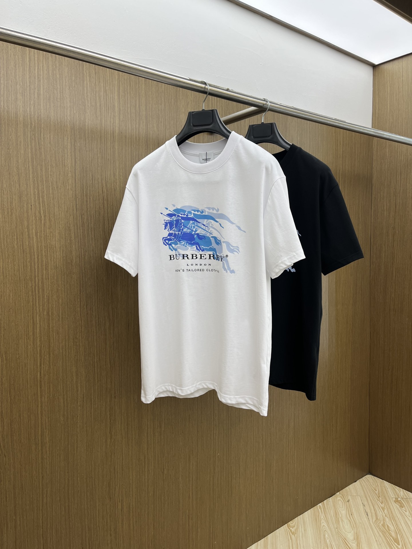 NO:456818,New product BBR Spring and summer new short-sleeved round-neck T-shirt for men and women, with a very high-end style, logo printing craftsmanship design!  Custom made cotton fabric!  A simple and high-end fashion item, a fashion product with very high-end outfit charm, a must-have for fashion trends!  Fzg three standards are complete!  !  Color picture color Size S M L XL Loose style, T-shirt,tees, t-shirt,alexander wang19860909新品 BBR 春夏新款男女同款短袖圆领T恤,极具个性高级风,标志logo印花工艺设计！定制纯棉面料！一款简约高级的时尚单品,穿搭魅力十分高级不俗的时尚产物 ,时尚潮流必备单品！fzg三标齐全！！ 颜色图片颜色 尺码S M L XL 宽松版型,,T-shirt,tees，t-shirt,alexander wang,Men's clothing