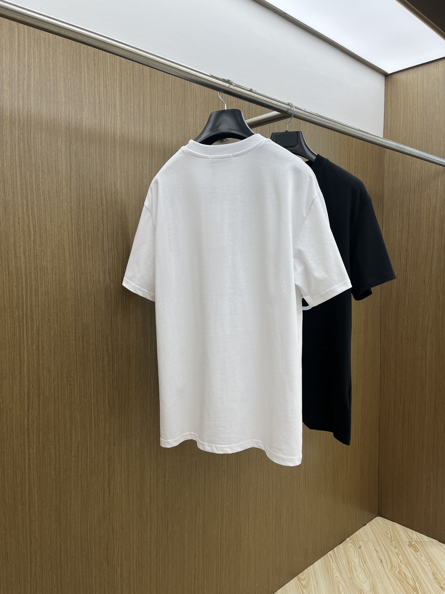 新品 Mon 🔥🔥春夏新款男女同款👫短袖圆领T恤，极具个性高级风，标志logo印花工艺设计！定制纯棉面料