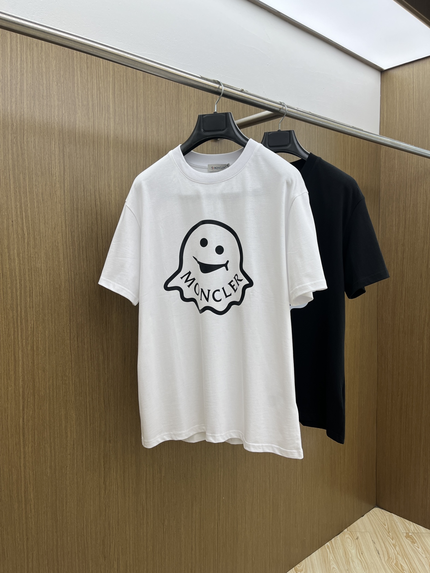 NO:456822,New product Mon Spring and summer new short-sleeved round-neck T-shirt for men and women, with a very high-end style, logo printing craftsmanship design!  Custom made cotton fabric!  A simple and high-end fashion item, a fashion product with very high-end outfit charm, a must-have for fashion trends!  Fzg three standards are complete!  !  Color picture color Size S M L XL Loose style, T-shirt,tees, t-shirt,alexander wang19860909新品 Mon 春夏新款男女同款短袖圆领T恤,极具个性高级风,标志logo印花工艺设计！定制纯棉面料！一款简约高级的时尚单品,穿搭魅力十分高级不俗的时尚产物 ,时尚潮流必备单品！fzg三标齐全！！ 颜色图片颜色 尺码S M L XL 宽松版型,,T-shirt,tees，t-shirt,alexander wang,Men's clothing