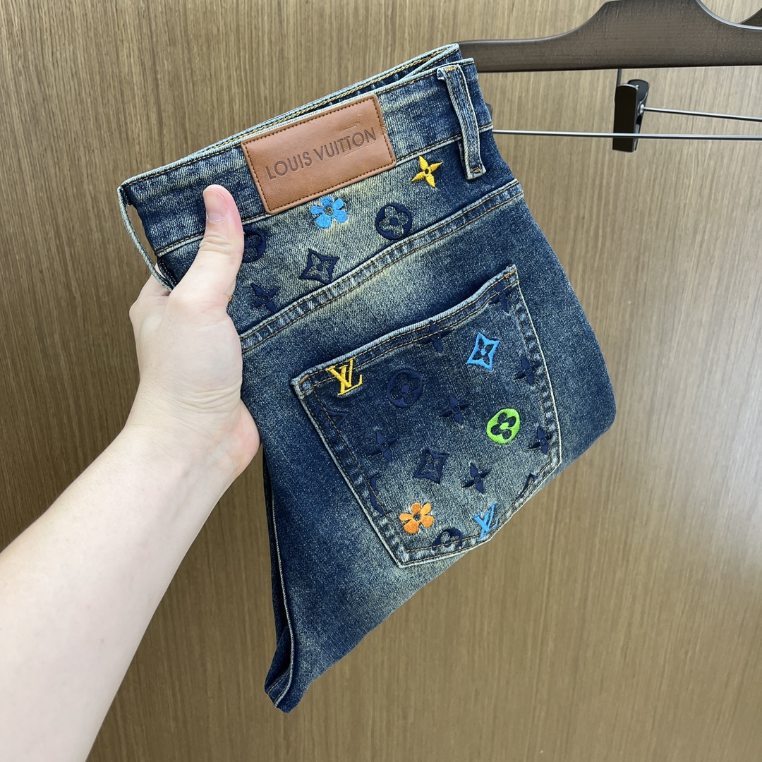 NO:460976,New LV high-end custom quality 25SS early autumn latest original single jeans available at the counter simultaneously Original customized reproduction Customer-supplied hardware accessories Original single quality Imported denim fabric heavy-duty washing FDL fine workmanship and excellent upper body, preferred single product SIZE: 29-38 35, louis vuitton, jeans, alexander wang19860909新款 LV 高端定制品质 25SS早秋最新款原单牛仔裤 柜台同步发售 原版定制复刻 客供五金辅料 原单品质 进口牛仔面料重工洗水 做工走线精细 fdl上身绝佳,优选单品 SIZE:29-38有35,,louis vuitton,jeans,alexander wang,Men's clothing