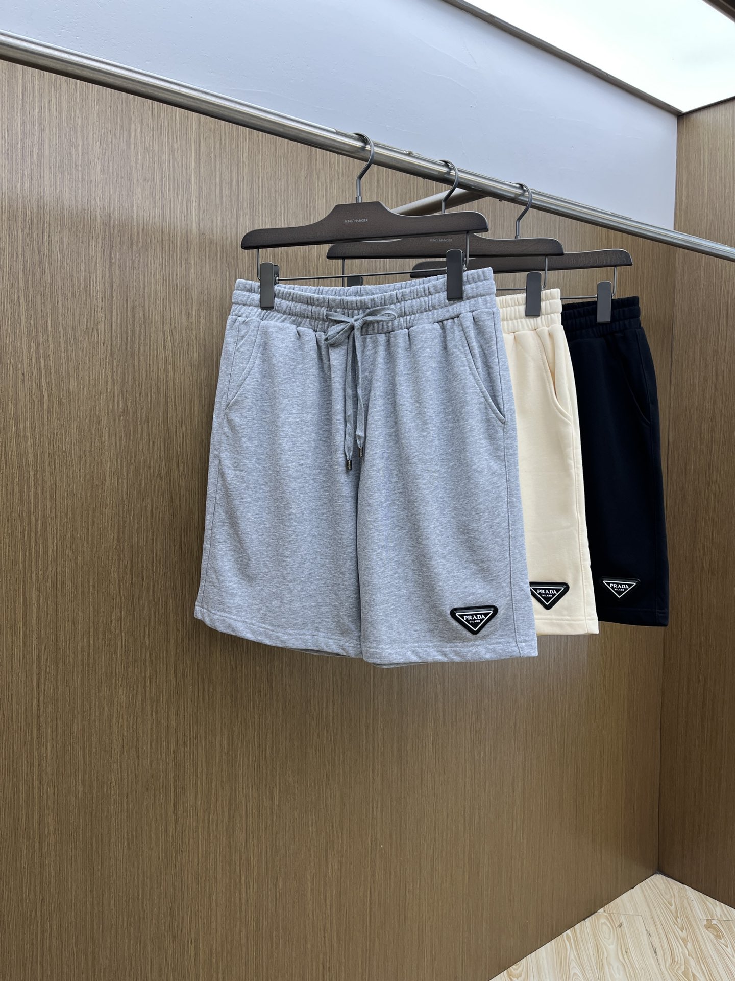 NO:460989,New product PD new casual shorts ~ custom sweatshirt wool cotton fabric, soft, comfortable and skin-friendly, sweat-absorbing and breathable!  The brand’s iconic embroidery LOGO, simple and casual styles create a fashionable item that is both casual and personal, atmospheric and versatile, and must-have when you go out!  !  The same style for men and women!  !  Fzg three standards are complete!  !  Color Picture Color Size S M L XL XXL (please report height and weight by ordering!), hoodie, sweatshirts, shorts, alexander wang19860909新品 PD 新款休闲短裤～定制卫衣毛圈棉面料,柔软舒适亲肤感极佳,吸汗透气！品牌标志性刺绣LOGO,简约休闲款式打造休闲与个性兼备的时髦单品,大气且百搭,出街必备！！男女同款！！fzg三标齐全！！ 颜色图片色 尺码S M L XL XXL（下单请报身高体重！）,,hoodie,sweatshirts,shorts,alexander wang,Men's clothing