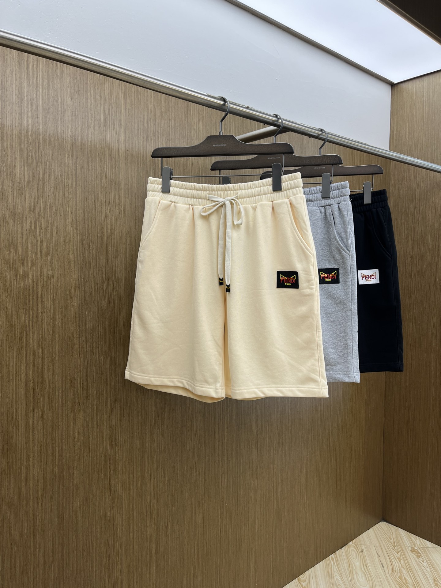 NO:460997,New FD new casual shorts~customized sweatshirt wool cotton fabric, soft, comfortable and skin-friendly, and has excellent sweat-absorbing and breathable!  The brand’s iconic embroidery LOGO, simple and casual styles create a fashionable item that is both casual and personal, atmospheric and versatile, and must-have when you go out!  !  The same style for men and women!  !  Fzg three standards are complete!  !  Color Picture Color Size S M L XL XXL (please report height and weight by ordering!), hoodie, sweatshirts, shorts, alexander wang19860909新品 FD 新款休闲短裤～定制卫衣毛圈棉面料,柔软舒适亲肤感极佳,吸汗透气！品牌标志性刺绣LOGO,简约休闲款式打造休闲与个性兼备的时髦单品,大气且百搭,出街必备！！男女同款！！fzg三标齐全！！ 颜色图片色 尺码S M L XL XXL（下单请报身高体重！）,,hoodie,sweatshirts,shorts,alexander wang,Men's clothing