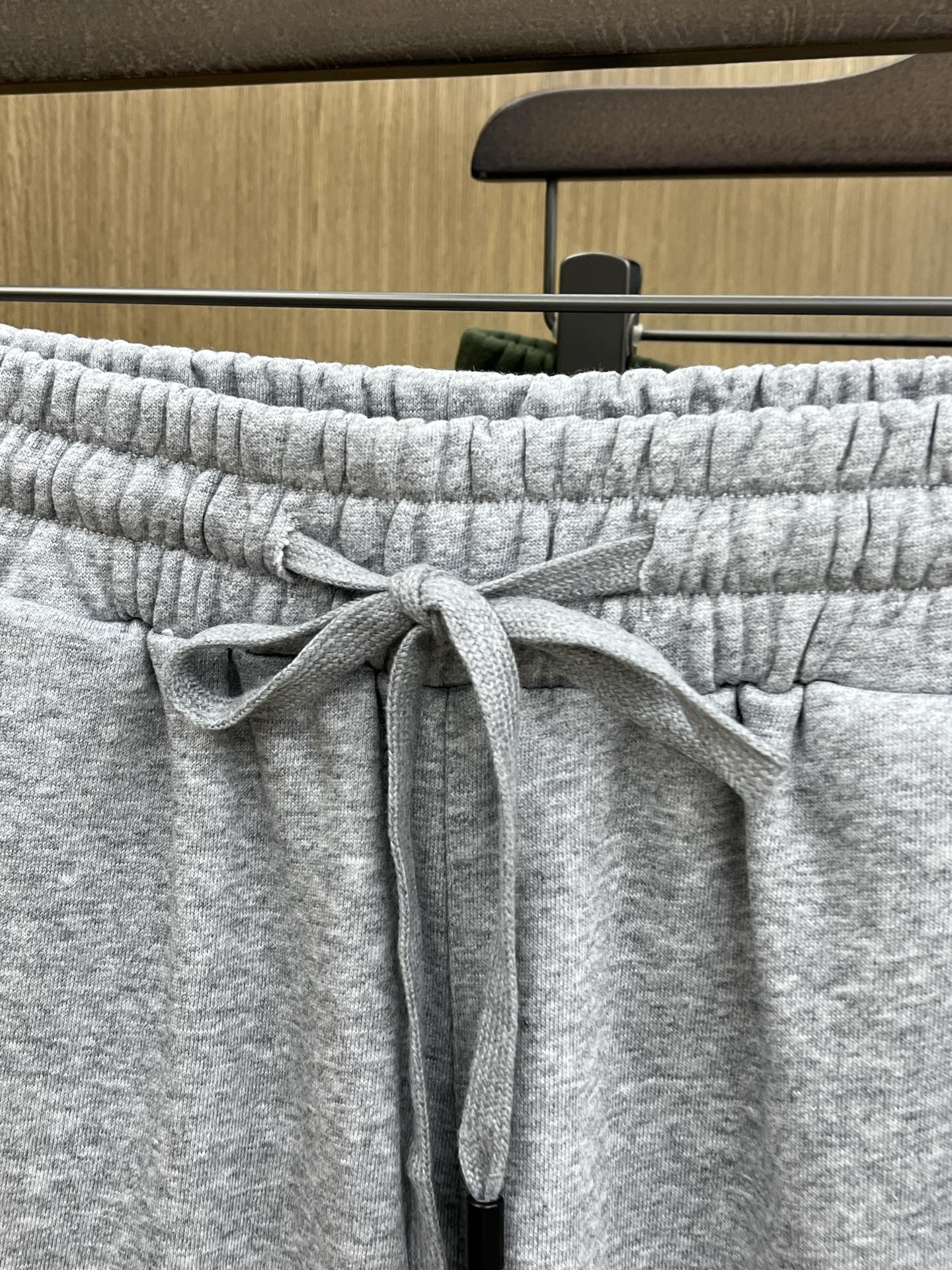 新品 Mon 🔥🔥新款休闲短裤～定制卫衣毛圈棉面料，柔软舒适亲肤感极佳，吸汗透气！品牌标志性刺绣LOGO