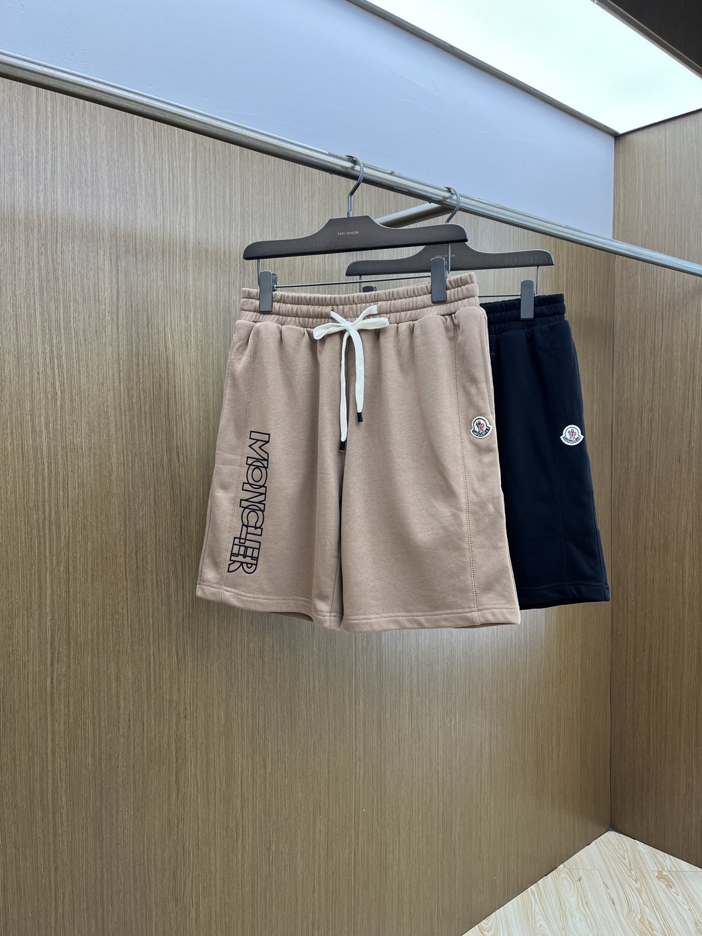 NO:461005,New product Mon new casual shorts ~ Customized sweatshirt wool cotton fabric, soft, comfortable and skin-friendly, and has excellent sweat-absorbing and breathable!  The brand’s iconic embroidery LOGO, simple and casual styles create a fashionable item that is both casual and personal, atmospheric and versatile, and must-have when you go out!  !  The same style for men and women!  !  Fzg three standards are complete!  !  Color Picture Color Size S M L XL XXL (please report height and weight by ordering!), hoodie, sweatshirts, shorts, alexander wang19860909新品 Mon 新款休闲短裤～定制卫衣毛圈棉面料,柔软舒适亲肤感极佳,吸汗透气！品牌标志性刺绣LOGO,简约休闲款式打造休闲与个性兼备的时髦单品,大气且百搭,出街必备！！男女同款！！fzg三标齐全！！ 颜色图片色 尺码S M L XL XXL（下单请报身高体重！）,,hoodie,sweatshirts,shorts,alexander wang,Men's clothing