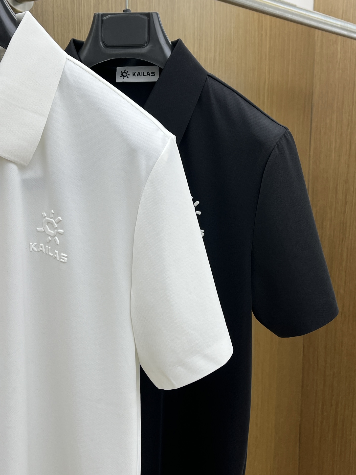 新品 Kai 🔥🔥春夏新品细纹珠地商务Polo，极简的衣身造型！
顶级针织棉质混纺质地 整体的触感极为舒