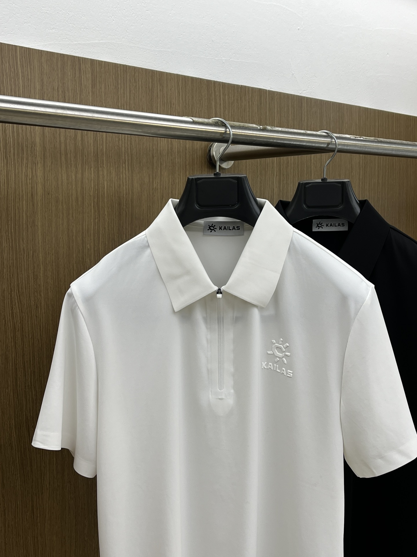 新品 Kai 🔥🔥春夏新品细纹珠地商务Polo，极简的衣身造型！
顶级针织棉质混纺质地 整体的触感极为舒
