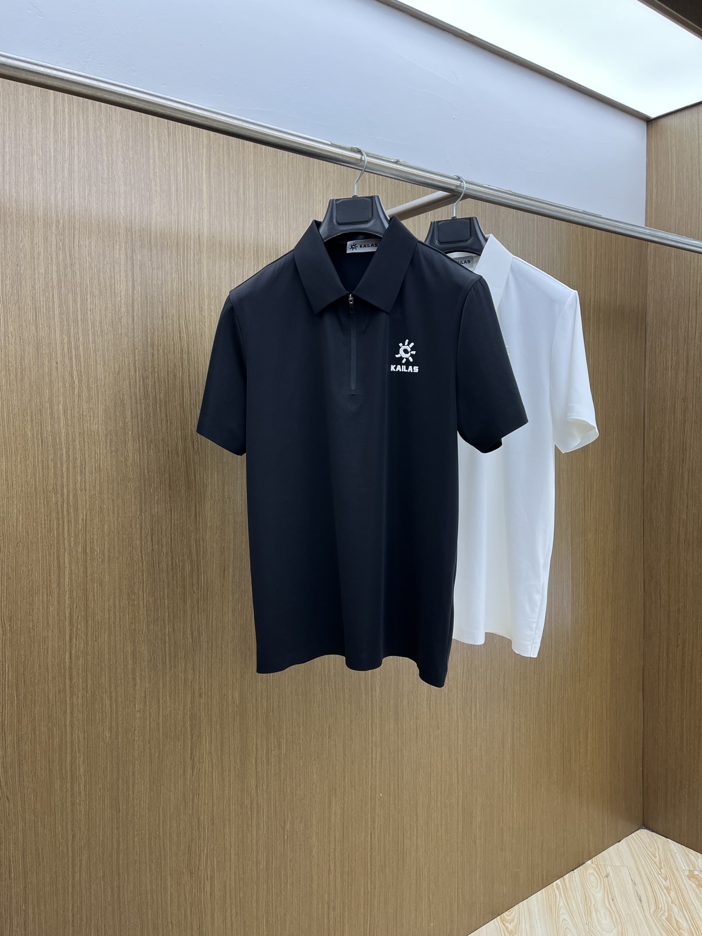 新品 Kai 🔥🔥春夏新品细纹珠地商务Polo，极简的衣身造型！
顶级针织棉质混纺质地 整体的触感极为舒