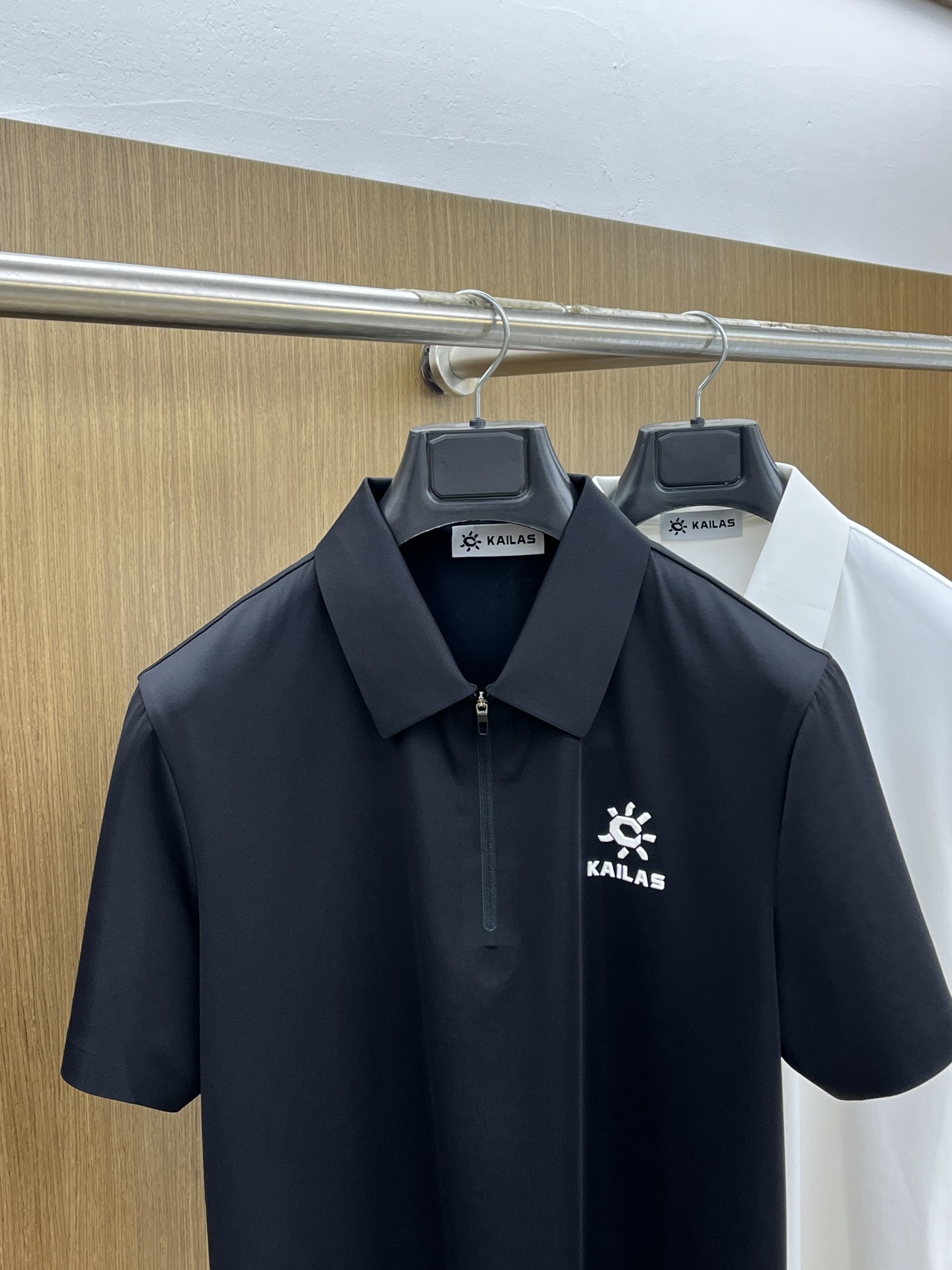新品 Kai 🔥🔥春夏新品细纹珠地商务Polo，极简的衣身造型！
顶级针织棉质混纺质地 整体的触感极为舒