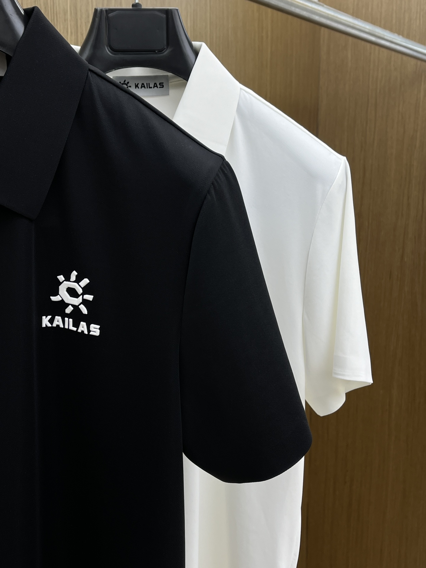 新品 Kai 🔥🔥春夏新品细纹珠地商务Polo，极简的衣身造型！
顶级针织棉质混纺质地 整体的触感极为舒