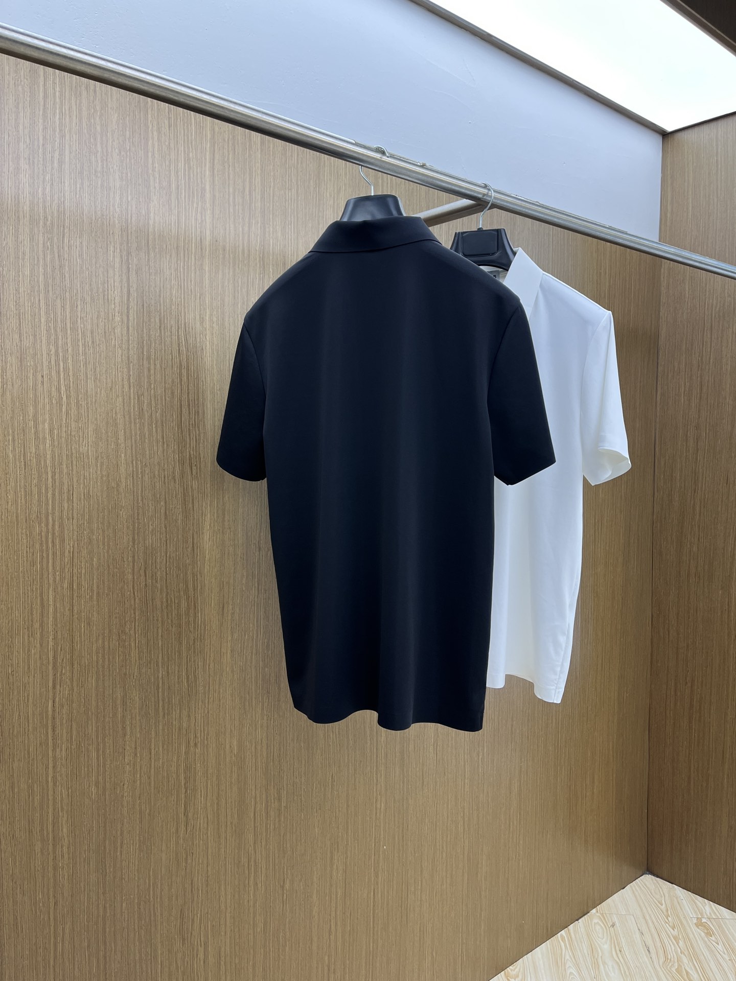 新品 Kai 🔥🔥春夏新品细纹珠地商务Polo，极简的衣身造型！
顶级针织棉质混纺质地 整体的触感极为舒