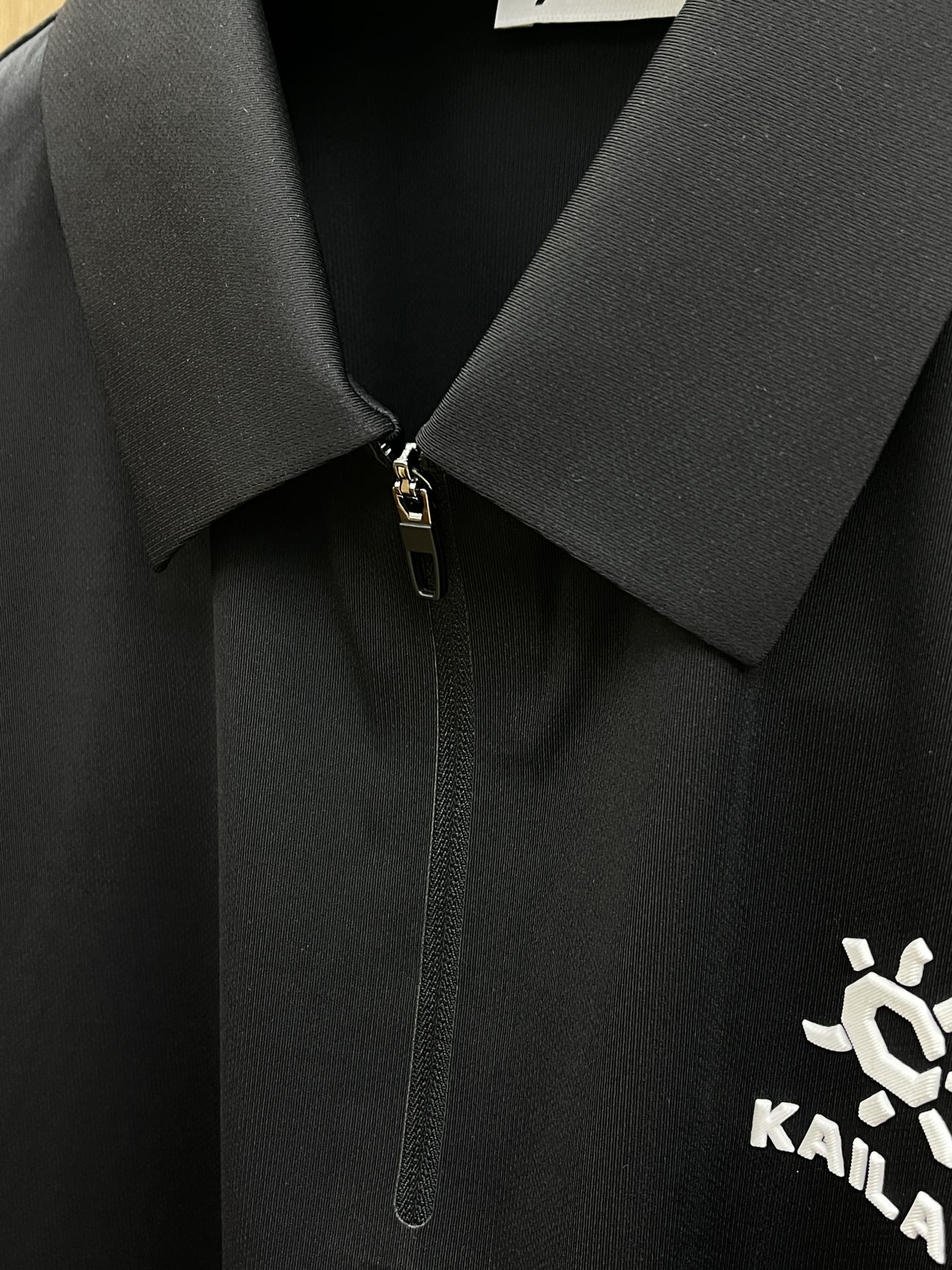 新品 Kai 🔥🔥春夏新品细纹珠地商务Polo，极简的衣身造型！
顶级针织棉质混纺质地 整体的触感极为舒
