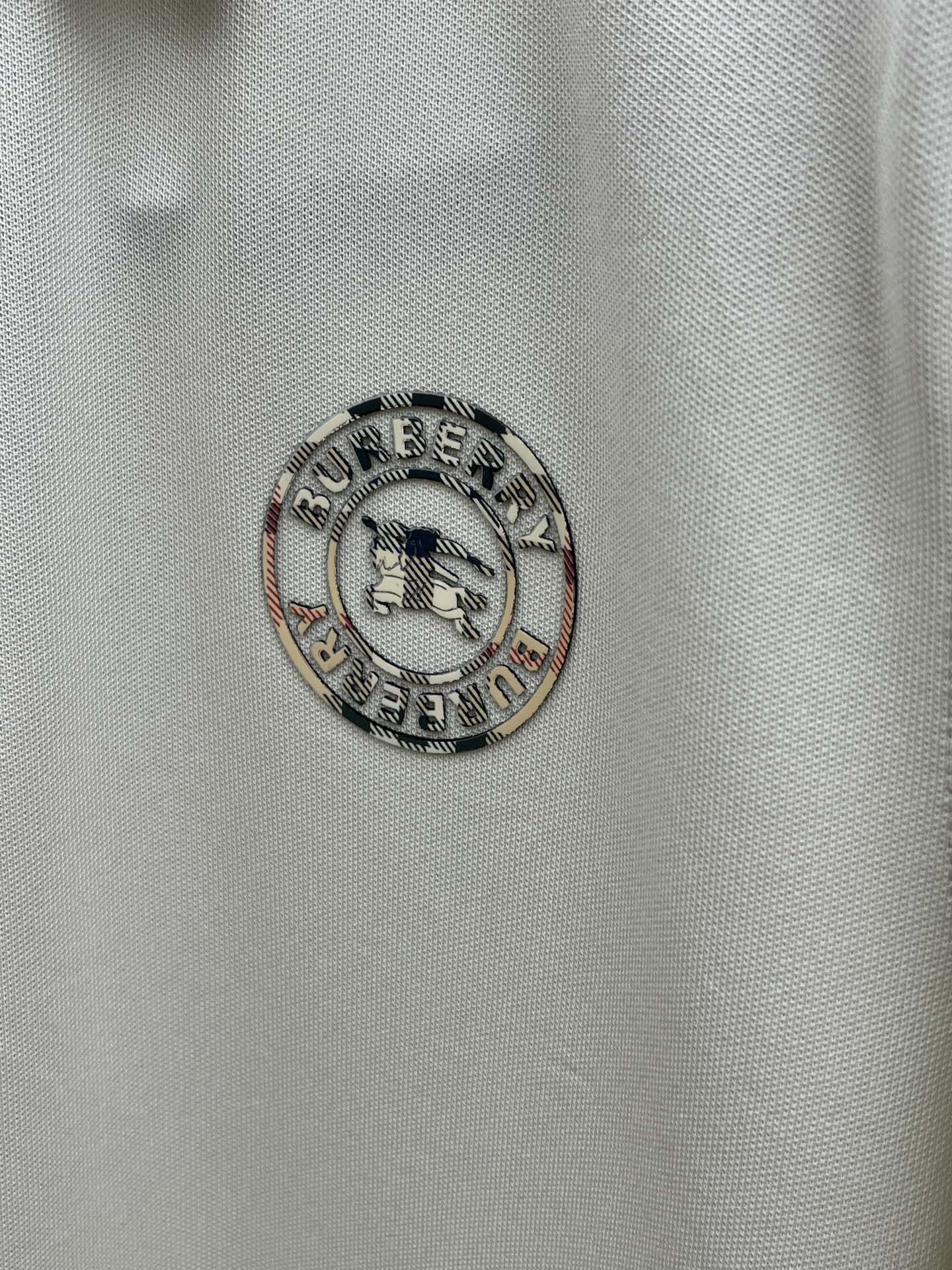 新品 BBR 🔥🔥春夏新品细纹珠地商务Polo，极简的衣身造型！
顶级针织棉质混纺质地 整体的触感极为舒