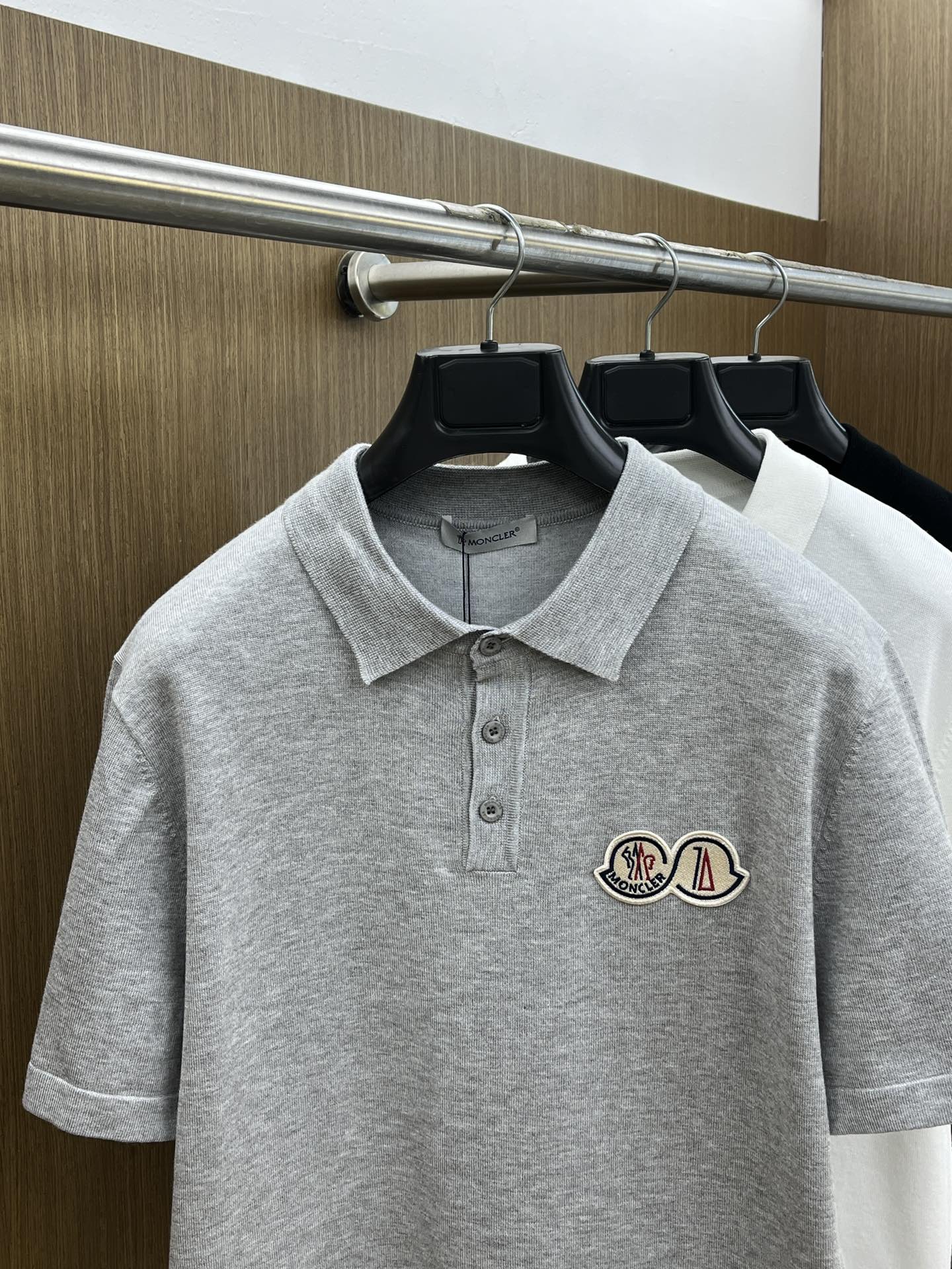 新品 Mon 🔥🔥春夏新品针织翻领Polo衫，进口纱线针织面料，手感柔软。胸前图案采用立体刺绣工艺，正面