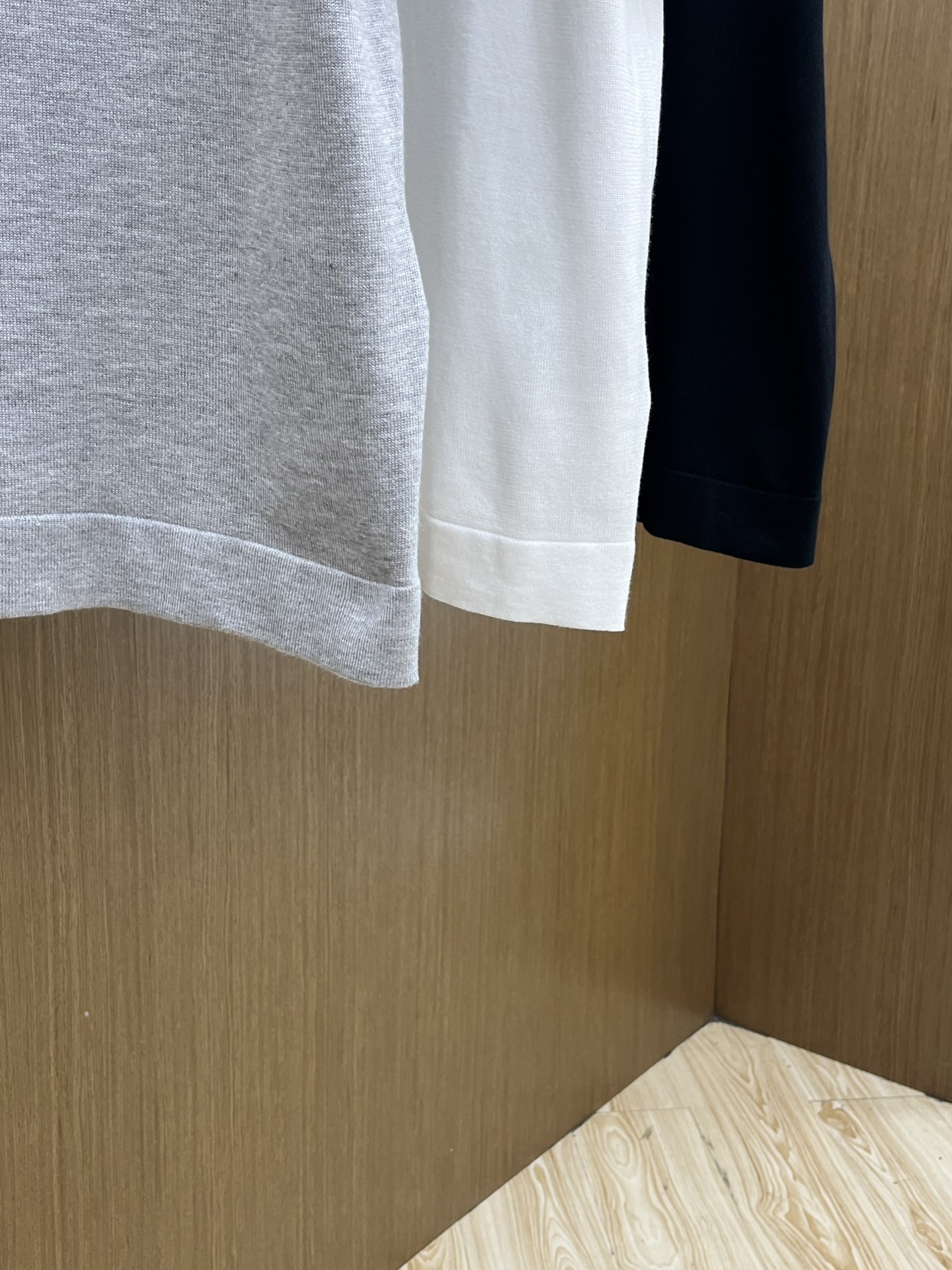新品 Mon 🔥🔥春夏新品针织翻领Polo衫，进口纱线针织面料，手感柔软。胸前图案采用立体刺绣工艺，正面