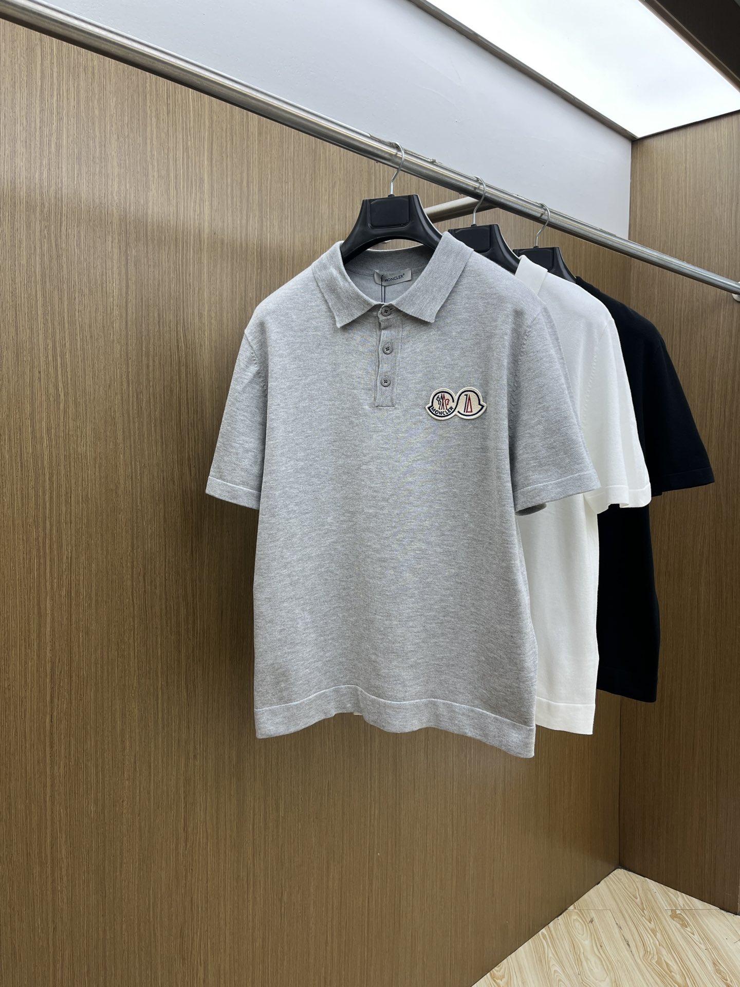 新品 Mon 🔥🔥春夏新品针织翻领Polo衫，进口纱线针织面料，手感柔软。胸前图案采用立体刺绣工艺，正面