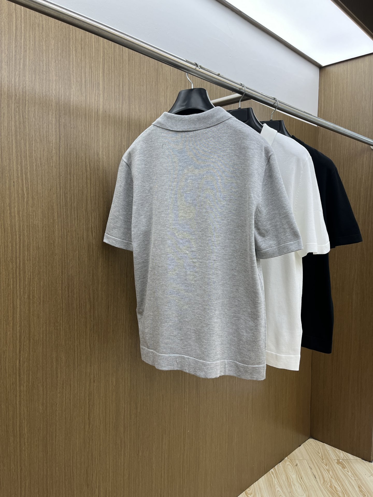 新品 Mon 🔥🔥春夏新品针织翻领Polo衫，进口纱线针织面料，手感柔软。胸前图案采用立体刺绣工艺，正面