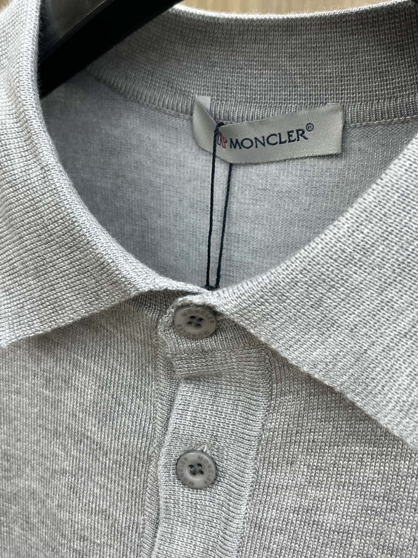 新品 Mon 🔥🔥春夏新品针织翻领Polo衫，进口纱线针织面料，手感柔软。胸前图案采用立体刺绣工艺，正面