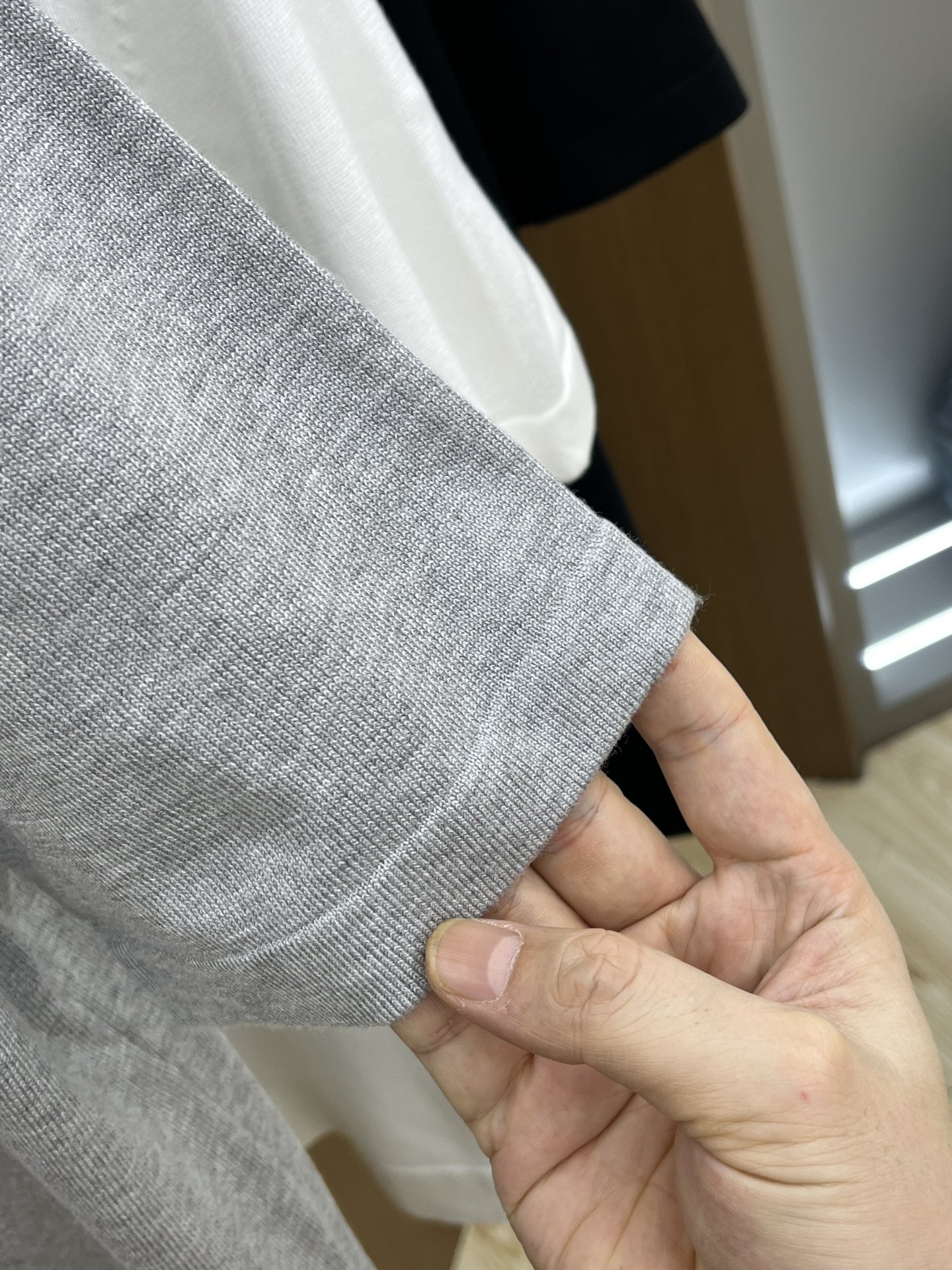 新品 Mon 🔥🔥春夏新品针织翻领Polo衫，进口纱线针织面料，手感柔软。胸前图案采用立体刺绣工艺，正面