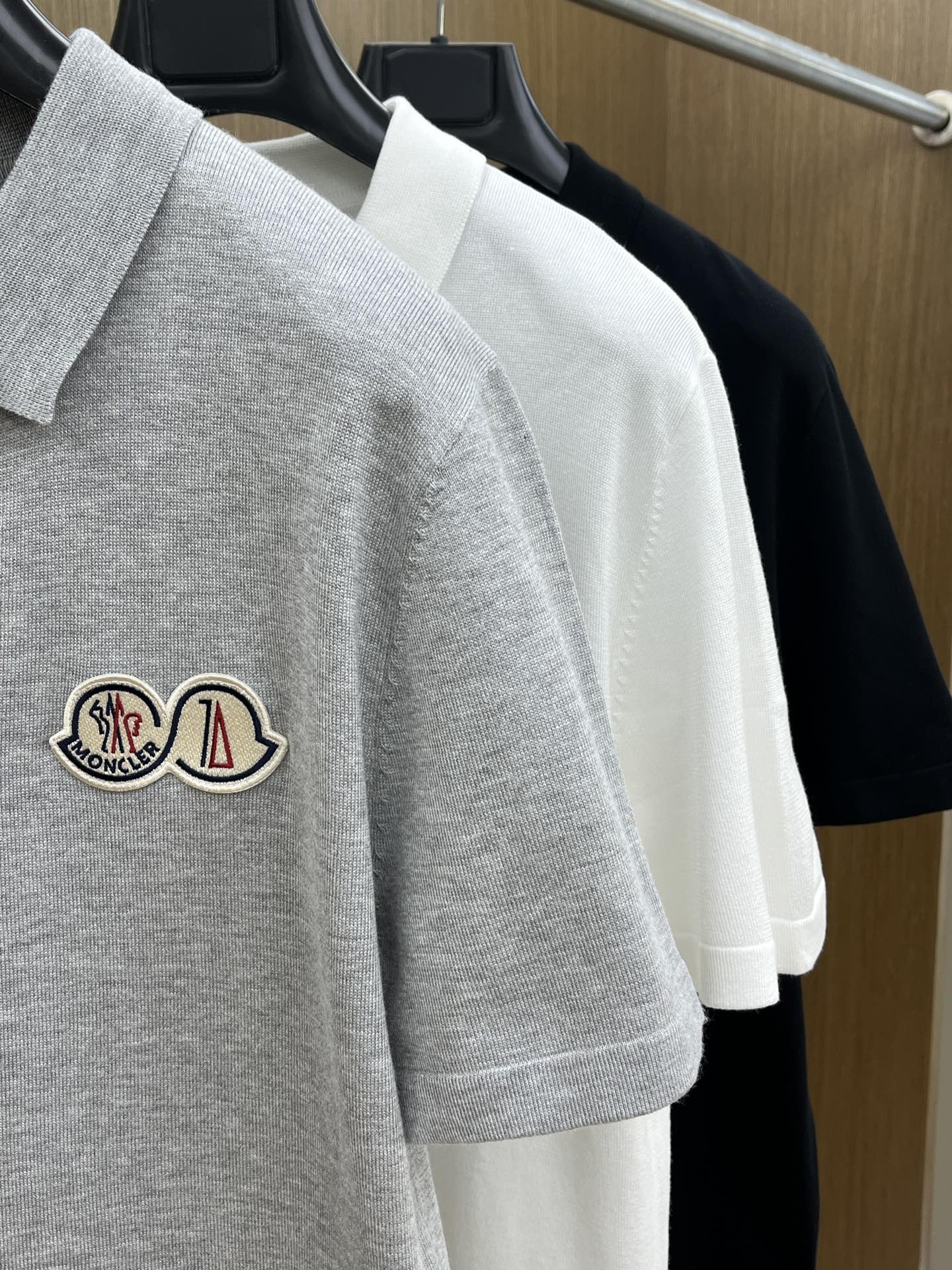 新品 Mon 🔥🔥春夏新品针织翻领Polo衫，进口纱线针织面料，手感柔软。胸前图案采用立体刺绣工艺，正面