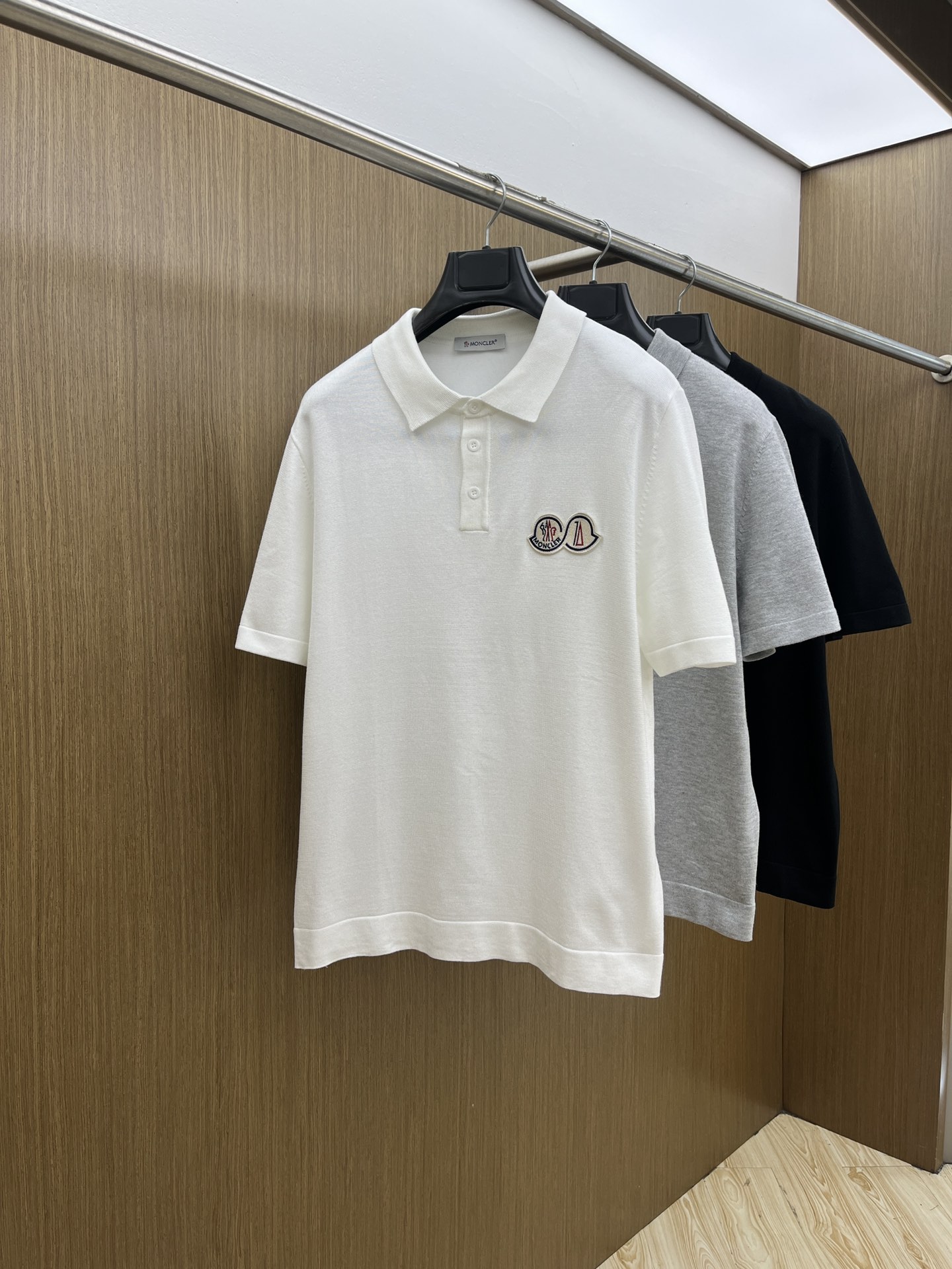 新品 Mon 🔥🔥春夏新品针织翻领Polo衫，进口纱线针织面料，手感柔软。胸前图案采用立体刺绣工艺，正面