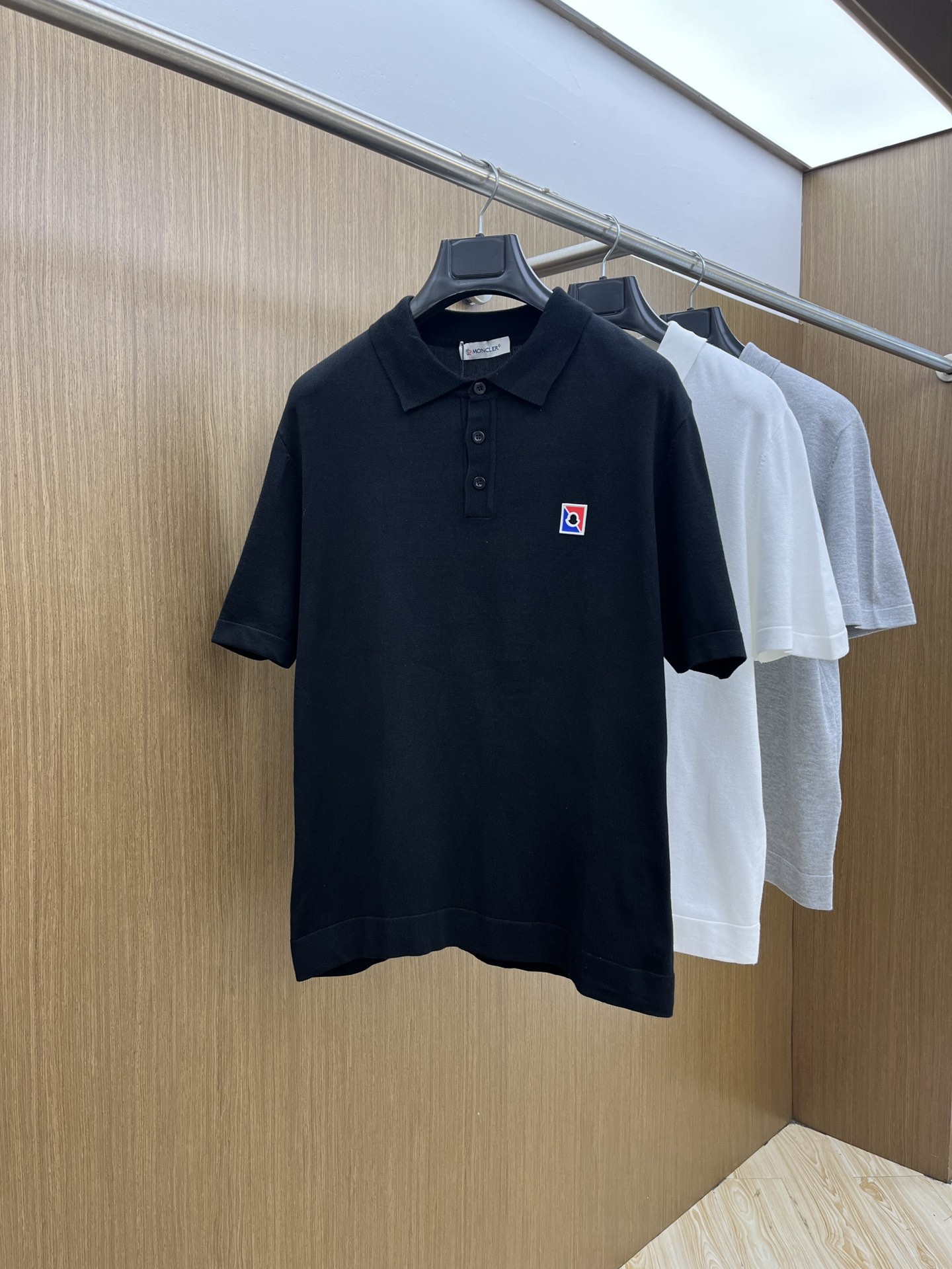 新品 Mon 🔥🔥春夏新品针织翻领Polo衫，进口纱线针织面料，手感柔软。胸前图案采用立体刺绣工艺，正面