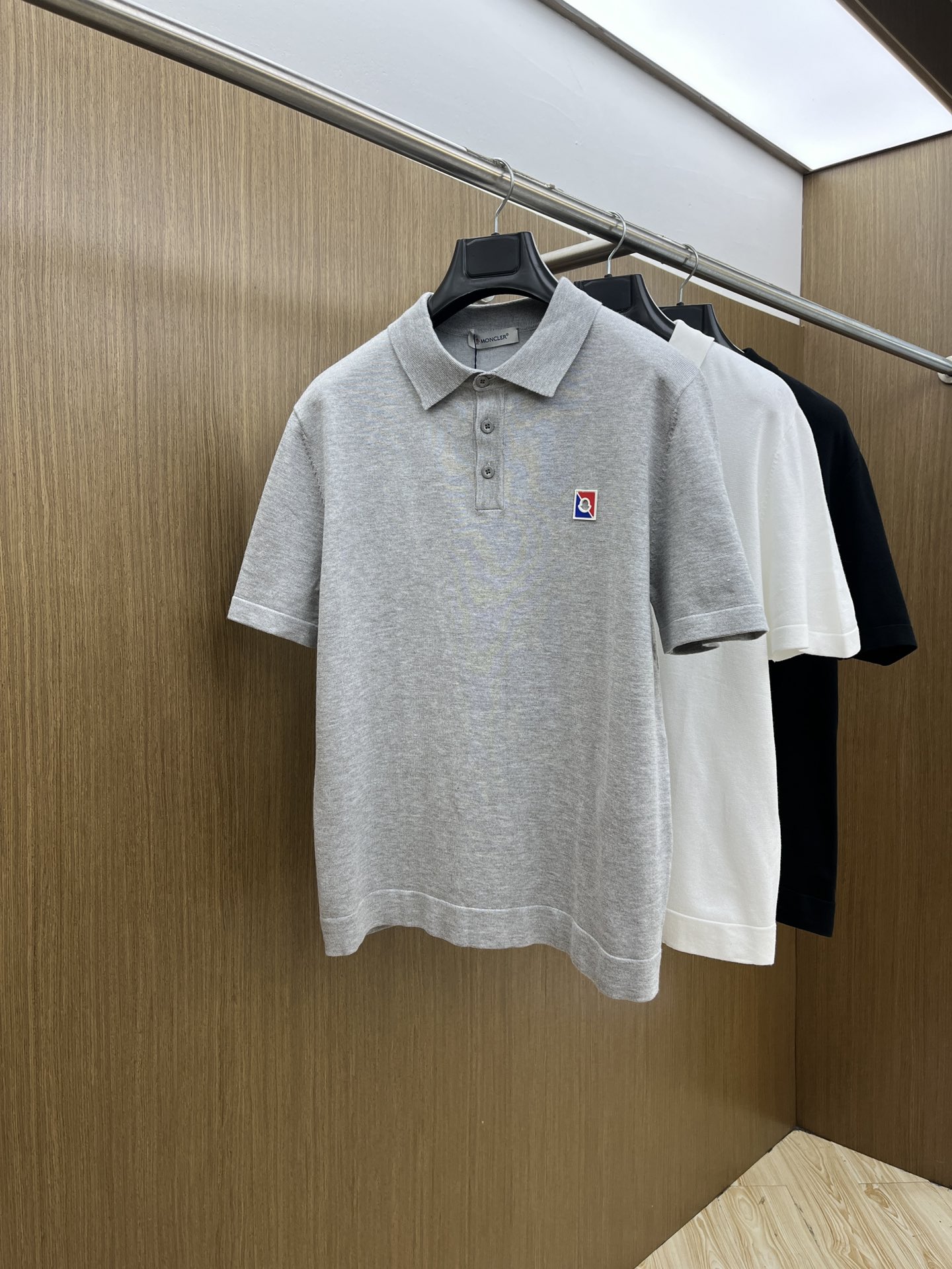 新品 Mon 🔥🔥春夏新品针织翻领Polo衫，进口纱线针织面料，手感柔软。胸前图案采用立体刺绣工艺，正面