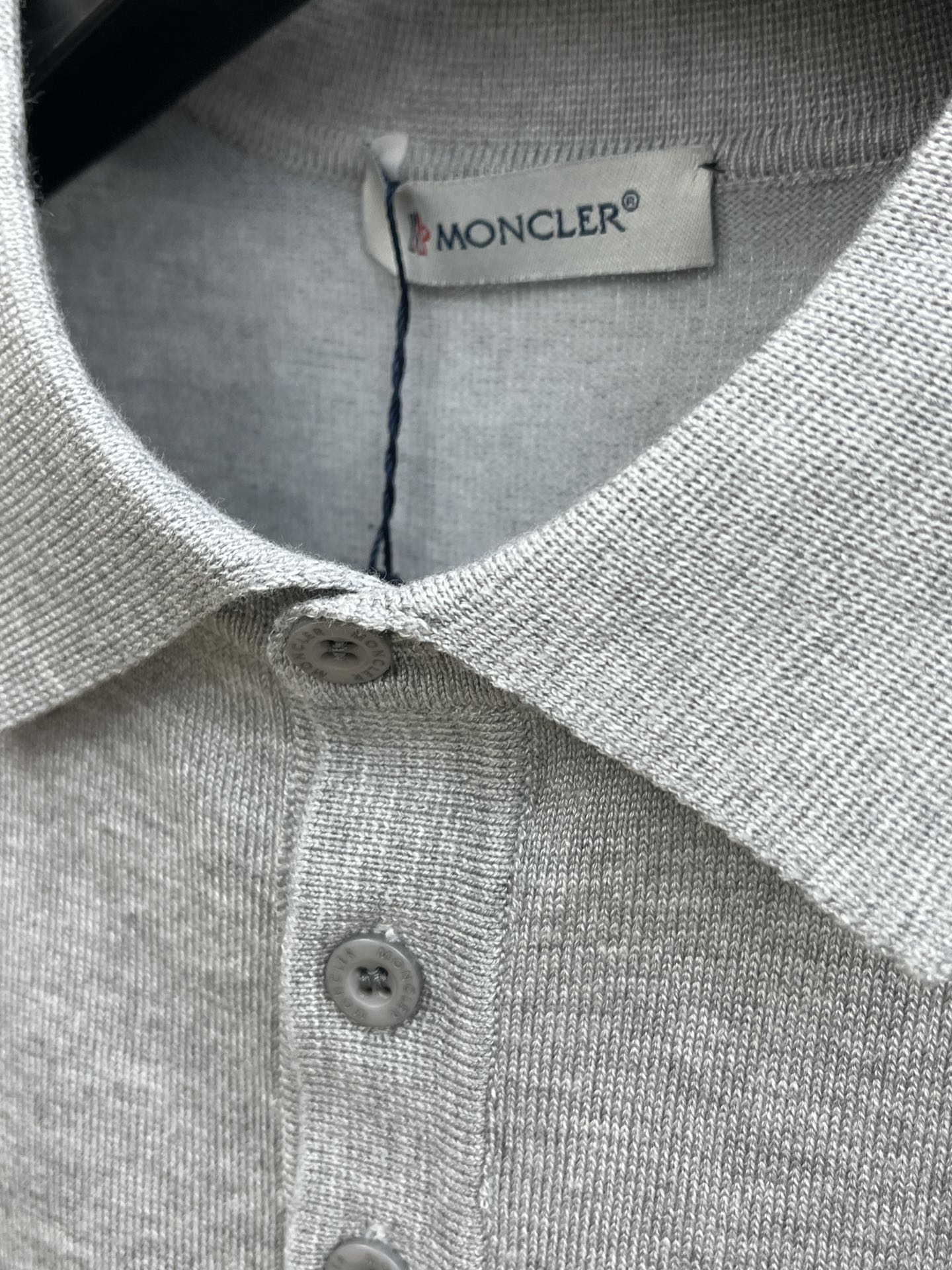 新品 Mon 🔥🔥春夏新品针织翻领Polo衫，进口纱线针织面料，手感柔软。胸前图案采用立体刺绣工艺，正面