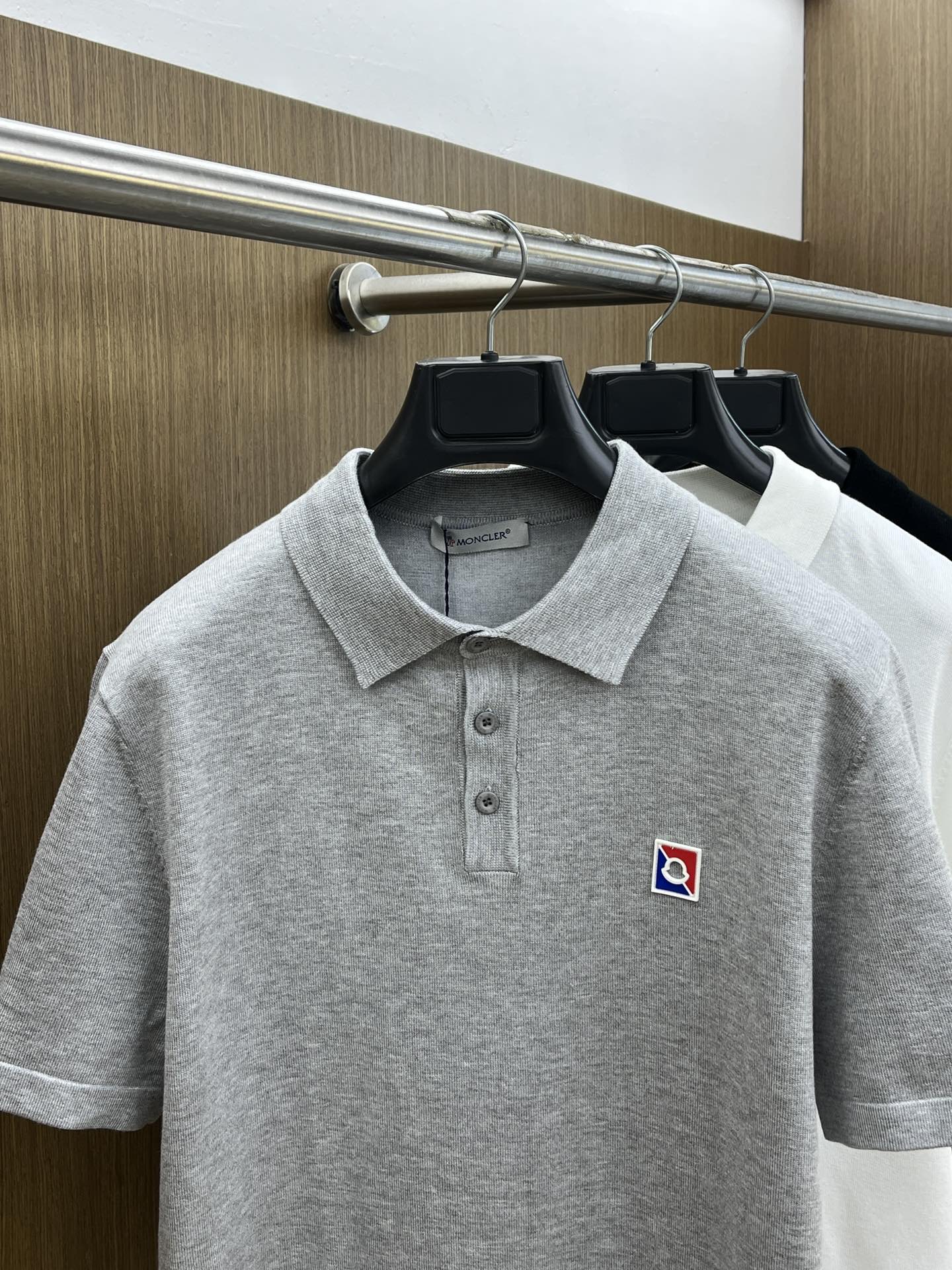 新品 Mon 🔥🔥春夏新品针织翻领Polo衫，进口纱线针织面料，手感柔软。胸前图案采用立体刺绣工艺，正面