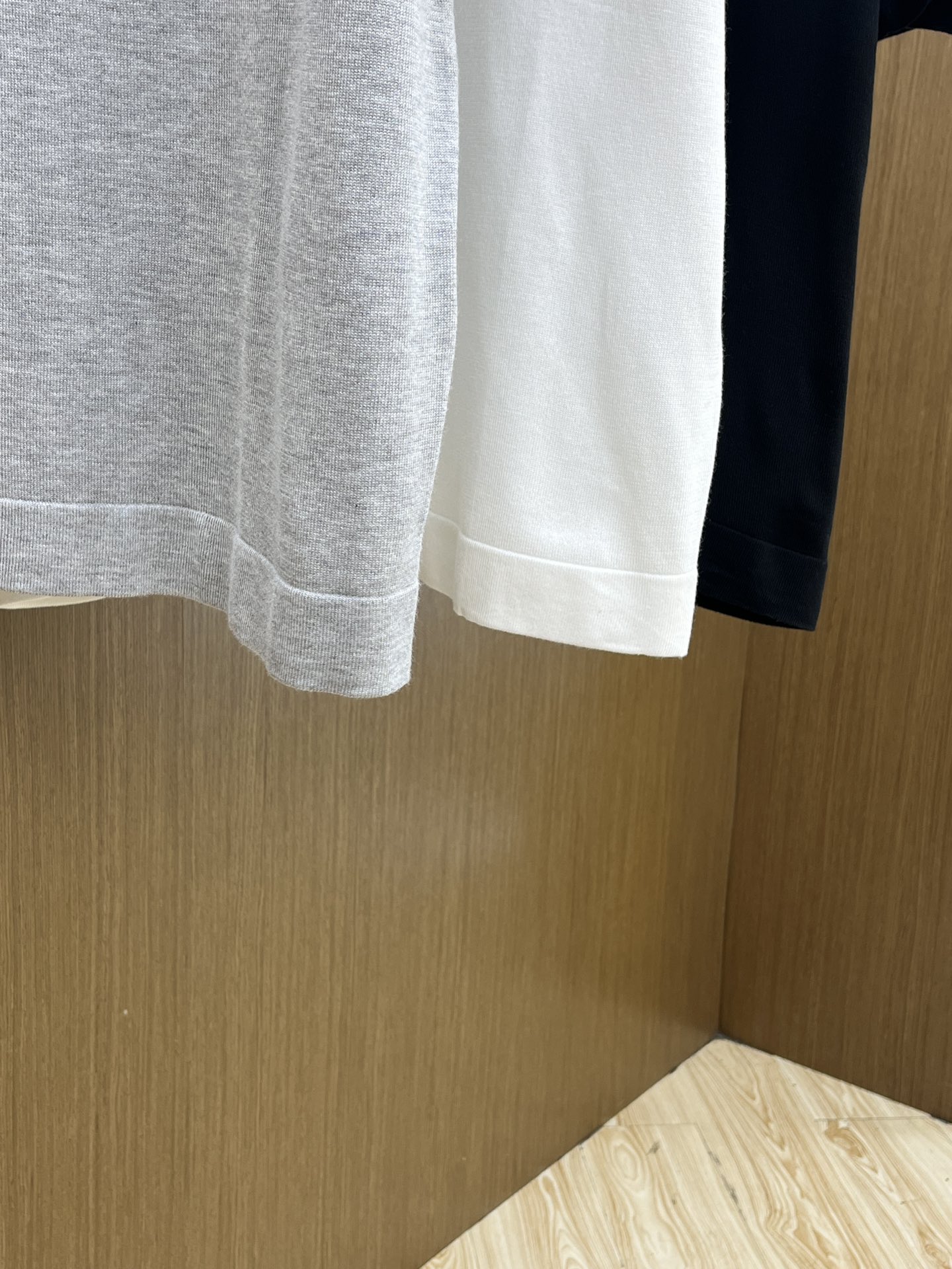 新品 Mon 🔥🔥春夏新品针织翻领Polo衫，进口纱线针织面料，手感柔软。胸前图案采用立体刺绣工艺，正面