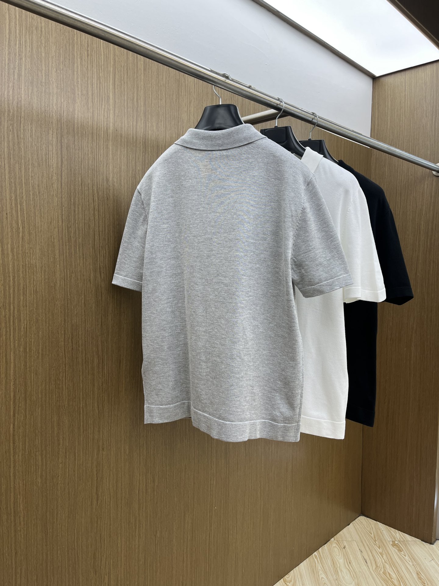 新品 Mon 🔥🔥春夏新品针织翻领Polo衫，进口纱线针织面料，手感柔软。胸前图案采用立体刺绣工艺，正面