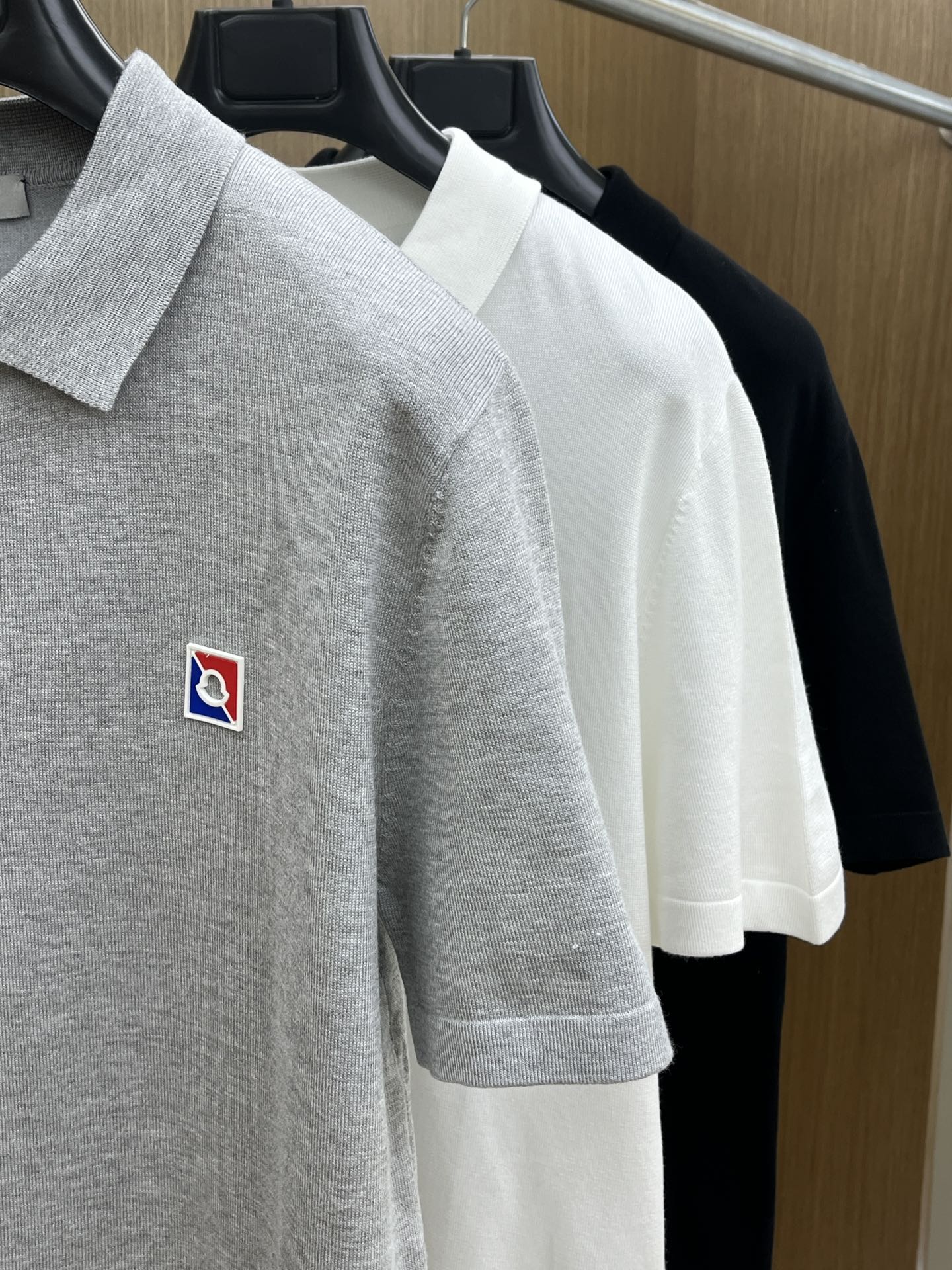 新品 Mon 🔥🔥春夏新品针织翻领Polo衫，进口纱线针织面料，手感柔软。胸前图案采用立体刺绣工艺，正面