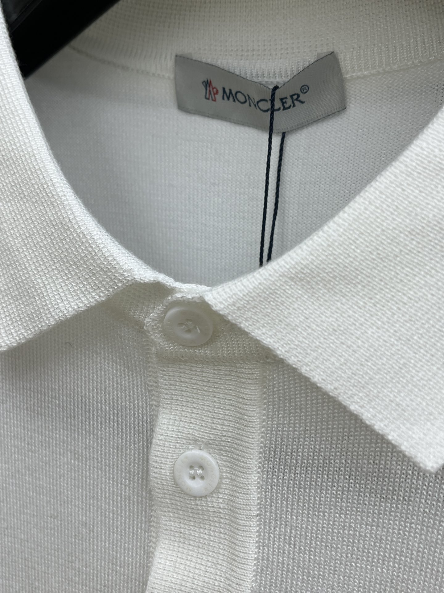 新品 Mon 🔥🔥春夏新品针织翻领Polo衫，进口纱线针织面料，手感柔软。胸前图案采用立体刺绣工艺，正面