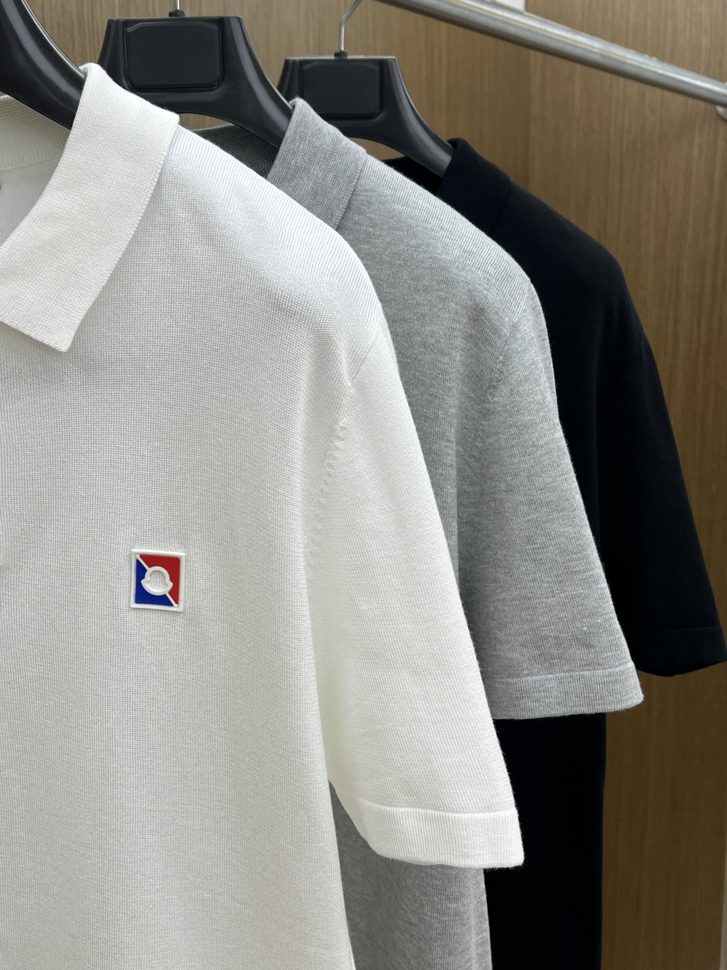 新品 Mon 🔥🔥春夏新品针织翻领Polo衫，进口纱线针织面料，手感柔软。胸前图案采用立体刺绣工艺，正面