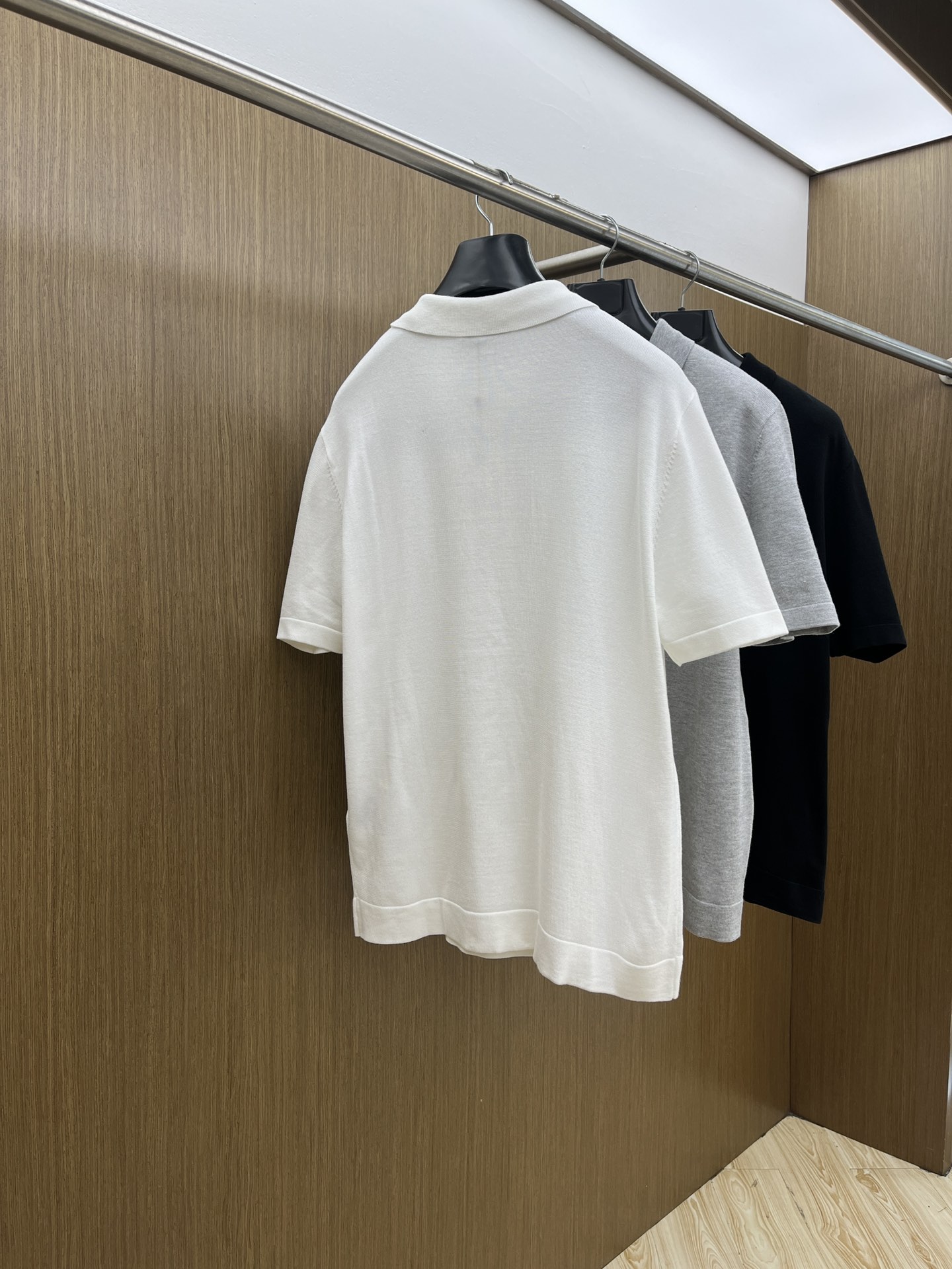 新品 Mon 🔥🔥春夏新品针织翻领Polo衫，进口纱线针织面料，手感柔软。胸前图案采用立体刺绣工艺，正面